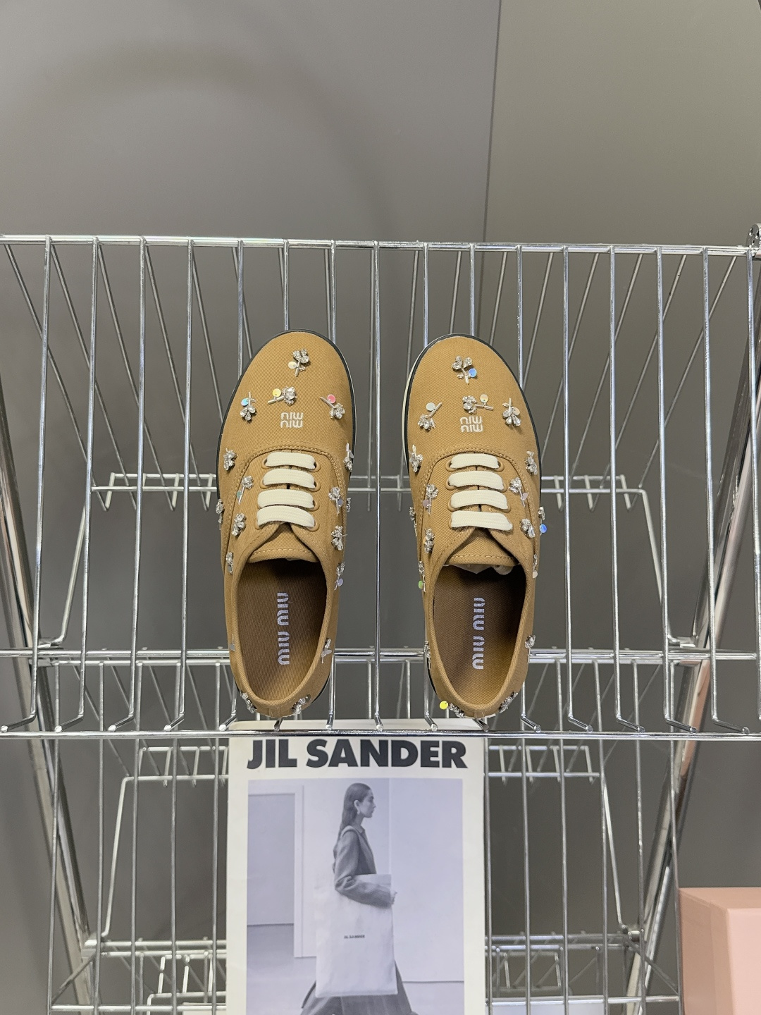 MiuMiu缪缪2026春夏最新走秀款复古休闲鞋 官方秀场出镜率最高的单品 超多明星时尚博主种草 miu