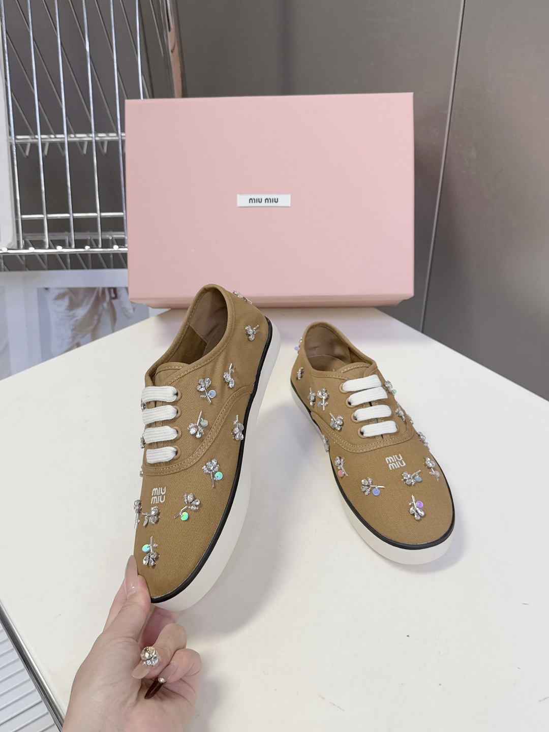 MiuMiu缪缪2026春夏最新走秀款复古休闲鞋 官方秀场出镜率最高的单品 超多明星时尚博主种草 miu