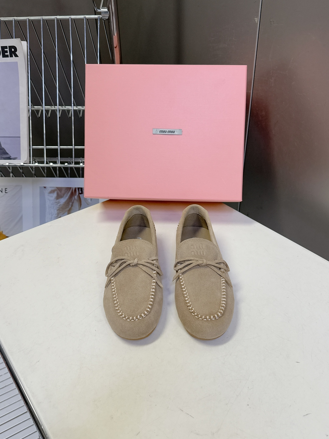 MiuMiu缪缪2026春夏最新款 豆豆鞋 超多明星网红种草 非常火的薄底设计元素 简简单单的设计 mi