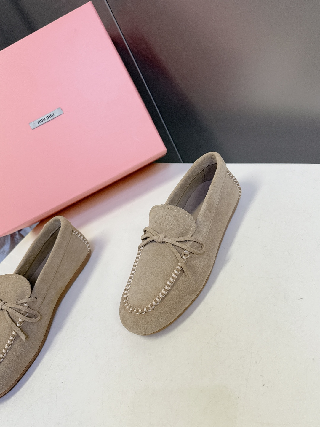 MiuMiu缪缪2026春夏最新款 豆豆鞋 超多明星网红种草 非常火的薄底设计元素 简简单单的设计 mi