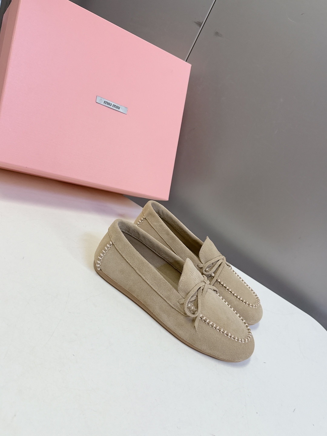 MiuMiu缪缪2026春夏最新款 豆豆鞋 超多明星网红种草 非常火的薄底设计元素 简简单单的设计 mi