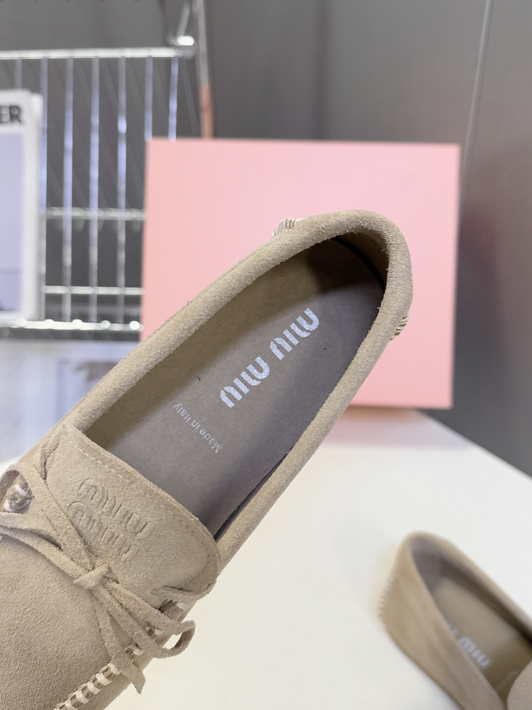 MiuMiu缪缪2026春夏最新款 豆豆鞋 超多明星网红种草 非常火的薄底设计元素 简简单单的设计 mi