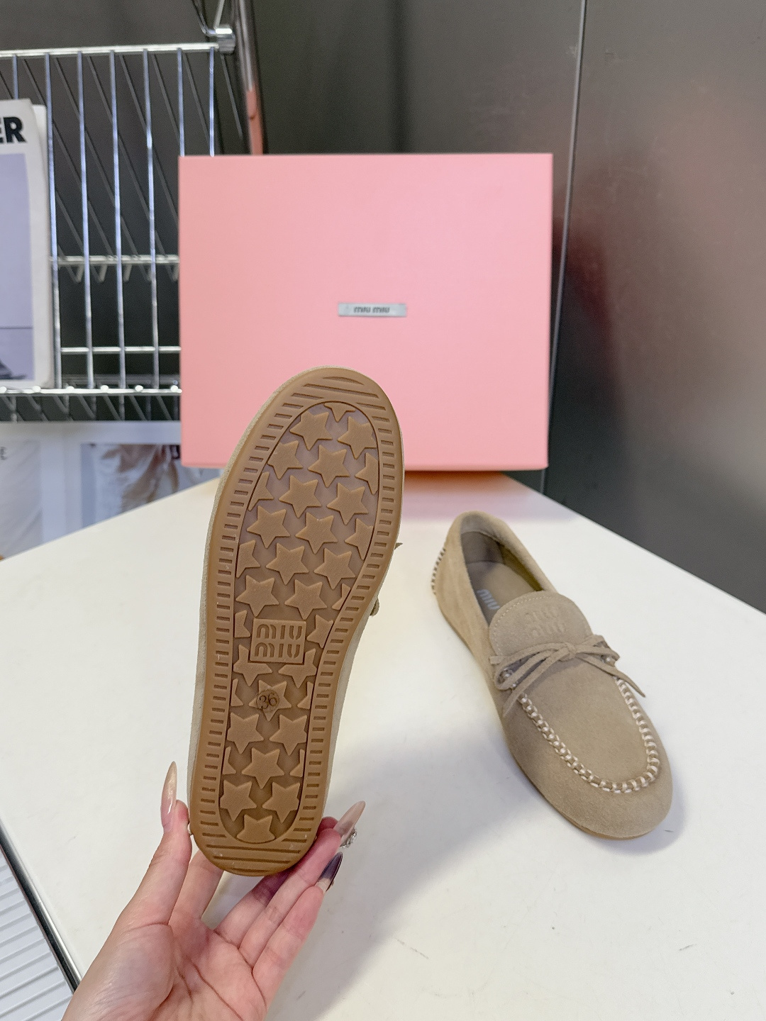 MiuMiu缪缪2026春夏最新款 豆豆鞋 超多明星网红种草 非常火的薄底设计元素 简简单单的设计 mi