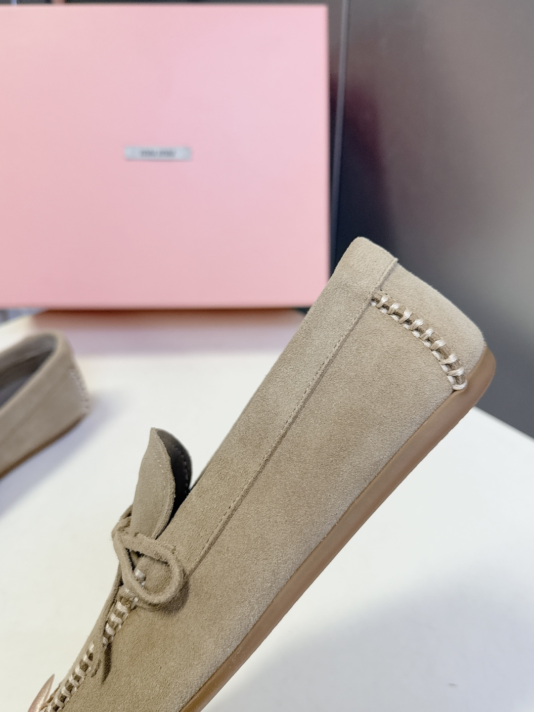 MiuMiu缪缪2026春夏最新款 豆豆鞋 超多明星网红种草 非常火的薄底设计元素 简简单单的设计 mi