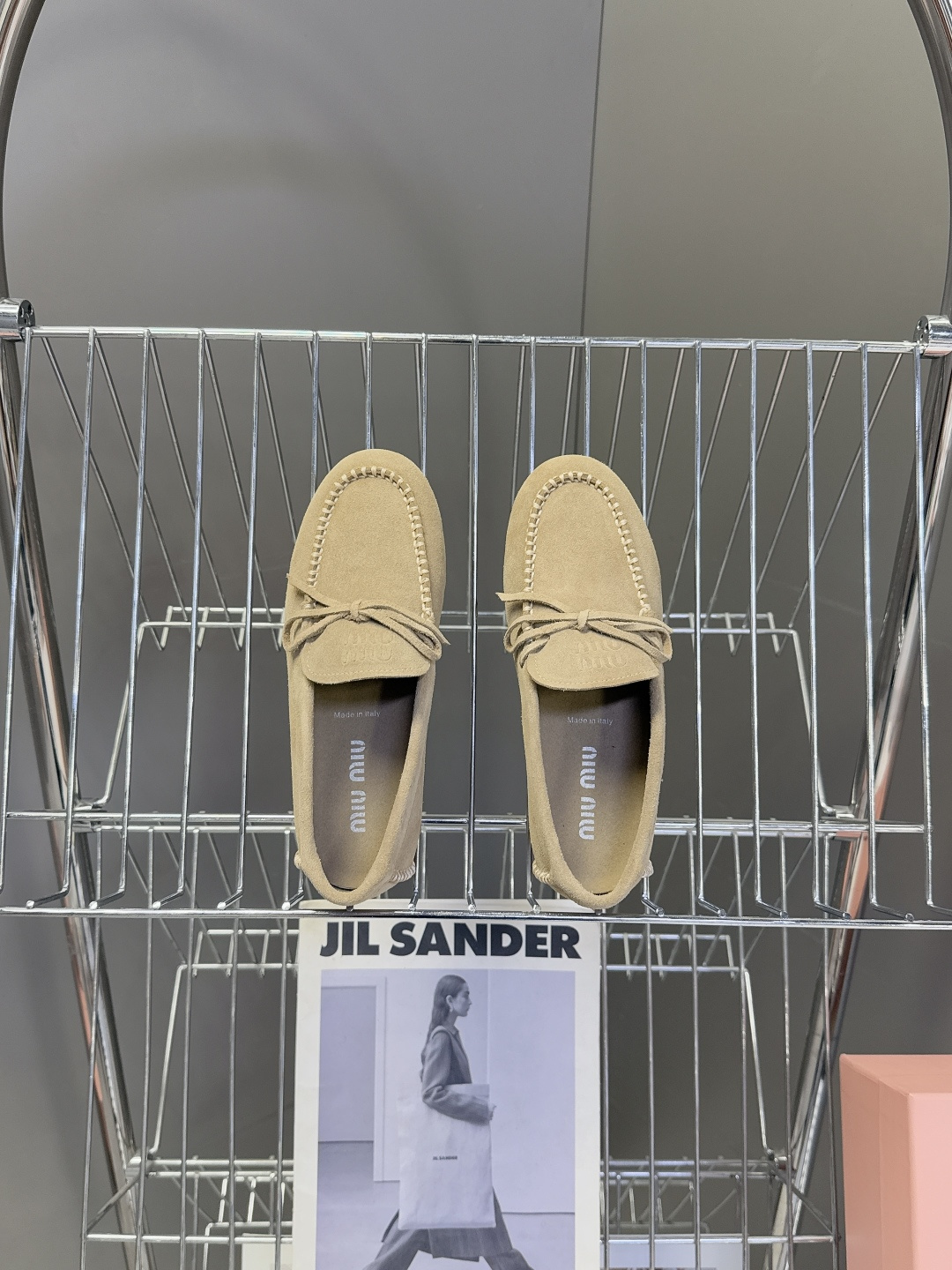 MiuMiu缪缪2026春夏最新款 豆豆鞋 超多明星网红种草 非常火的薄底设计元素 简简单单的设计 mi