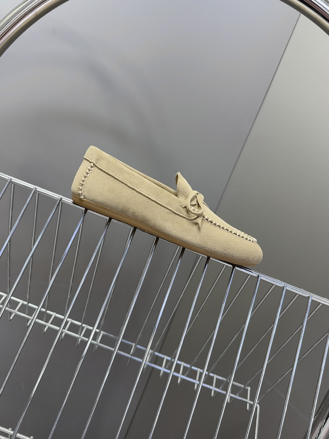 MiuMiu缪缪2026春夏最新款 豆豆鞋 超多明星网红种草 非常火的薄底设计元素 简简单单的设计 mi