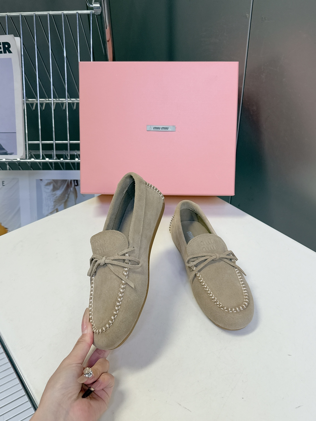 MiuMiu缪缪2026春夏最新款 豆豆鞋 超多明星网红种草 非常火的薄底设计元素 简简单单的设计 mi