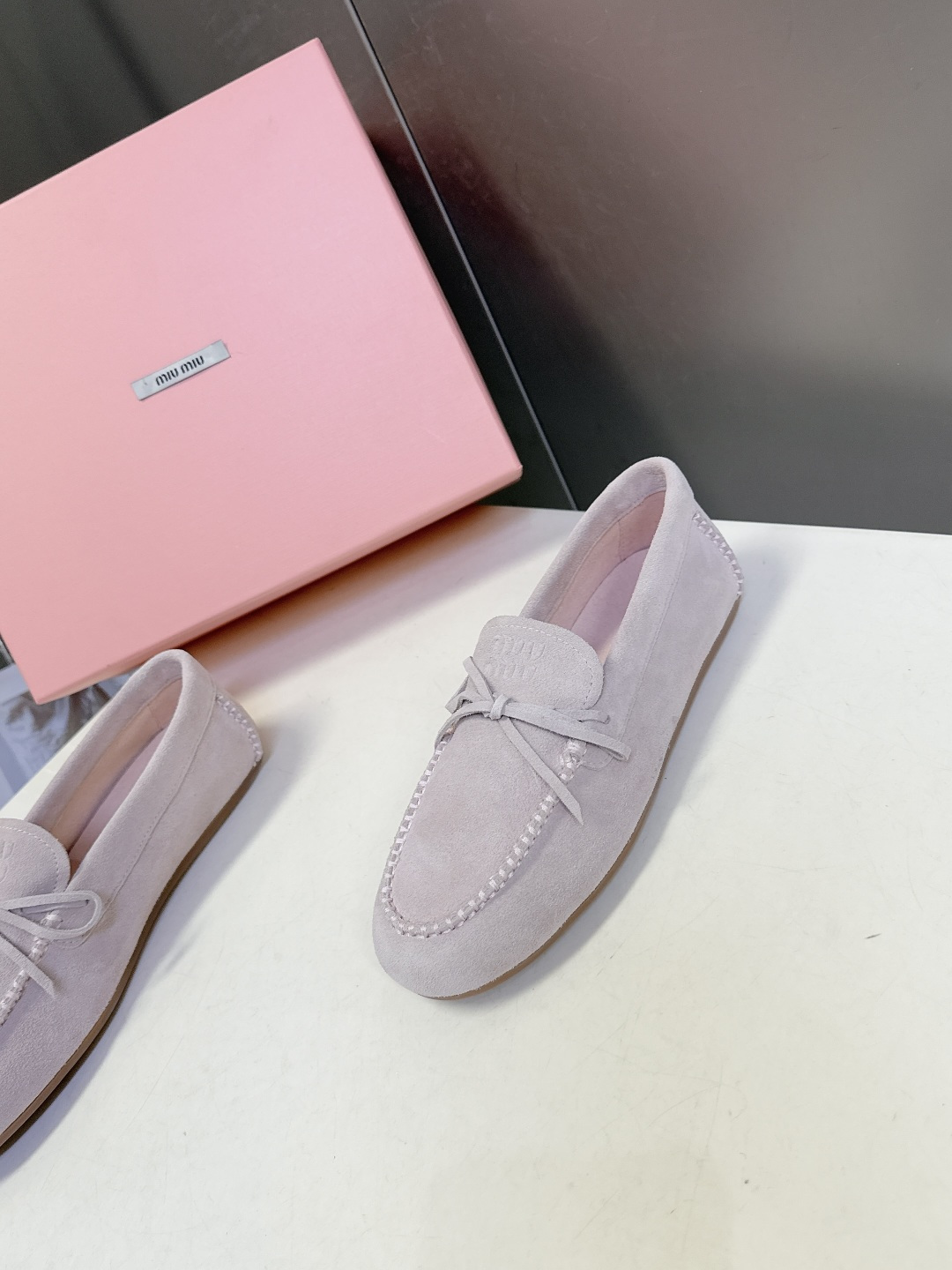 MiuMiu缪缪2026春夏最新款 豆豆鞋 超多明星网红种草 非常火的薄底设计元素 简简单单的设计 mi