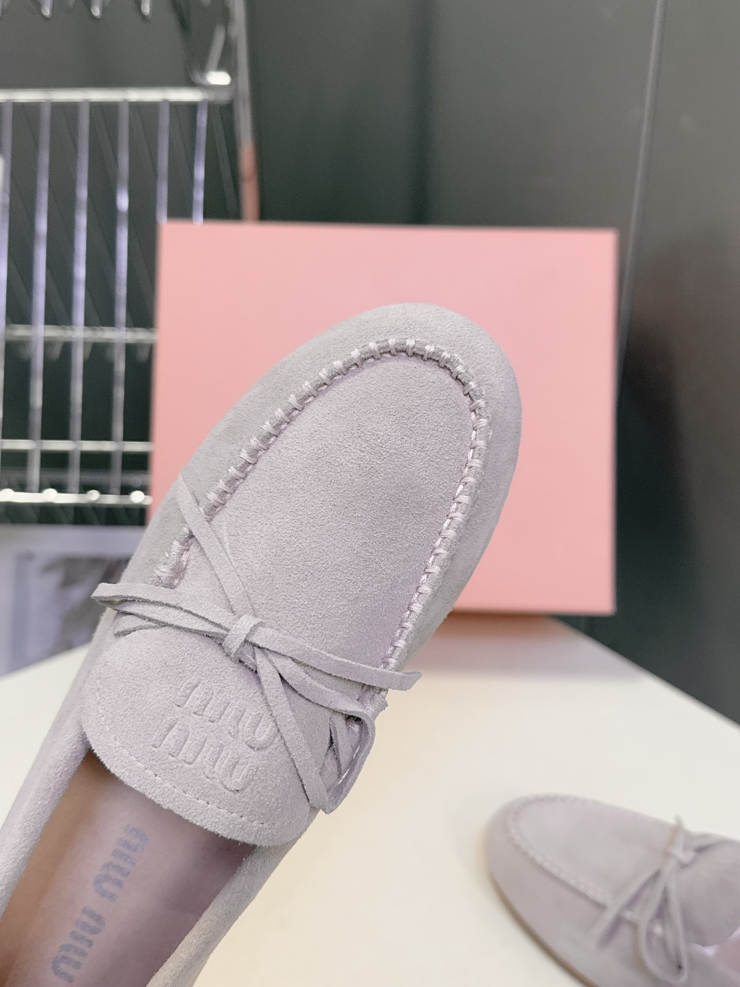 MiuMiu缪缪2026春夏最新款 豆豆鞋 超多明星网红种草 非常火的薄底设计元素 简简单单的设计 mi