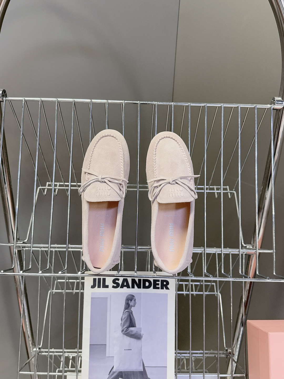 MiuMiu缪缪2026春夏最新款 豆豆鞋 超多明星网红种草 非常火的薄底设计元素 简简单单的设计 mi