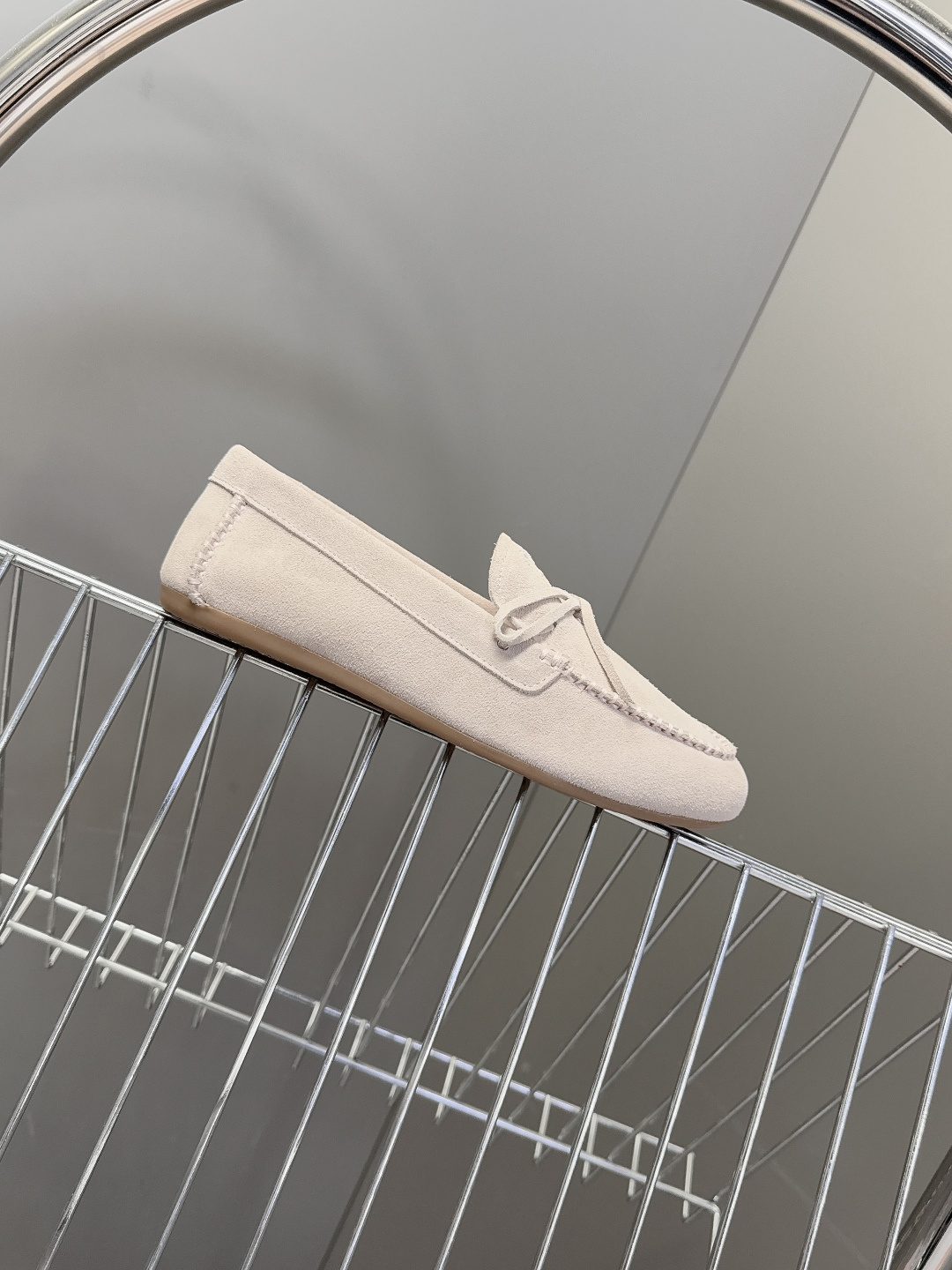 MiuMiu缪缪2026春夏最新款 豆豆鞋 超多明星网红种草 非常火的薄底设计元素 简简单单的设计 mi