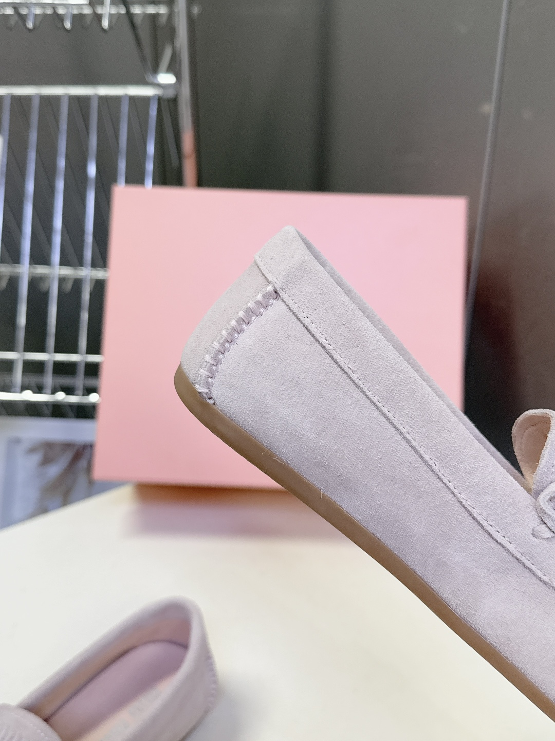 MiuMiu缪缪2026春夏最新款 豆豆鞋 超多明星网红种草 非常火的薄底设计元素 简简单单的设计 mi