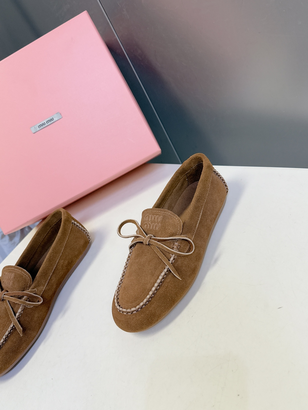 MiuMiu缪缪2026春夏最新款 豆豆鞋 超多明星网红种草 非常火的薄底设计元素 简简单单的设计 mi