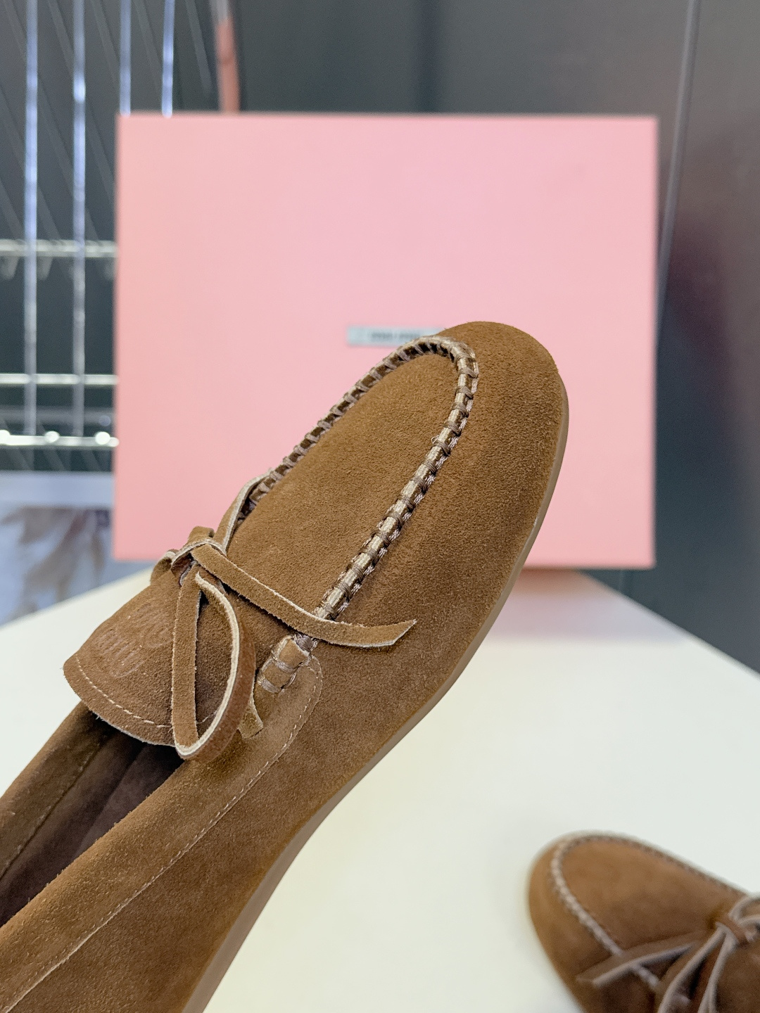 MiuMiu缪缪2026春夏最新款 豆豆鞋 超多明星网红种草 非常火的薄底设计元素 简简单单的设计 mi