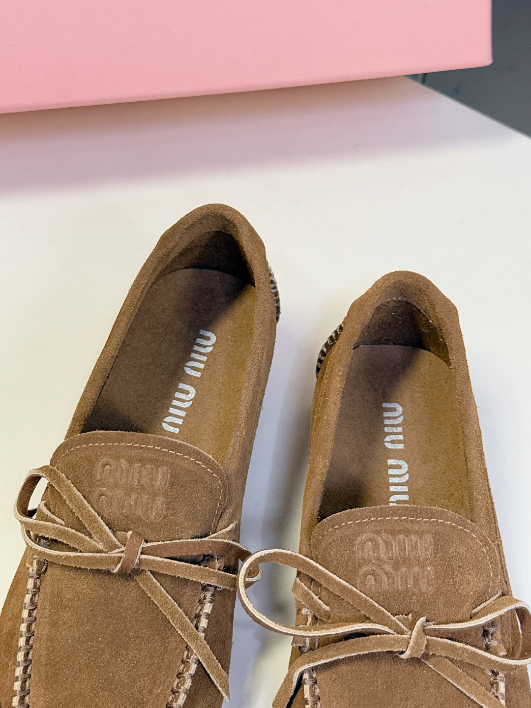 MiuMiu缪缪2026春夏最新款 豆豆鞋 超多明星网红种草 非常火的薄底设计元素 简简单单的设计 mi