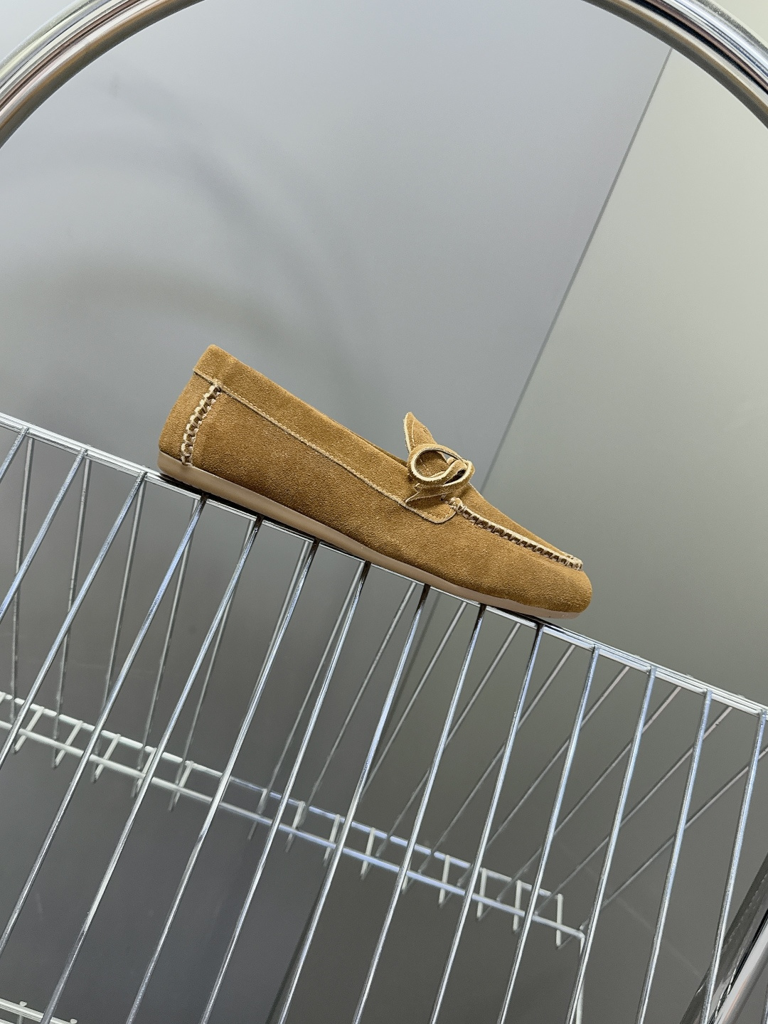 MiuMiu缪缪2026春夏最新款 豆豆鞋 超多明星网红种草 非常火的薄底设计元素 简简单单的设计 mi