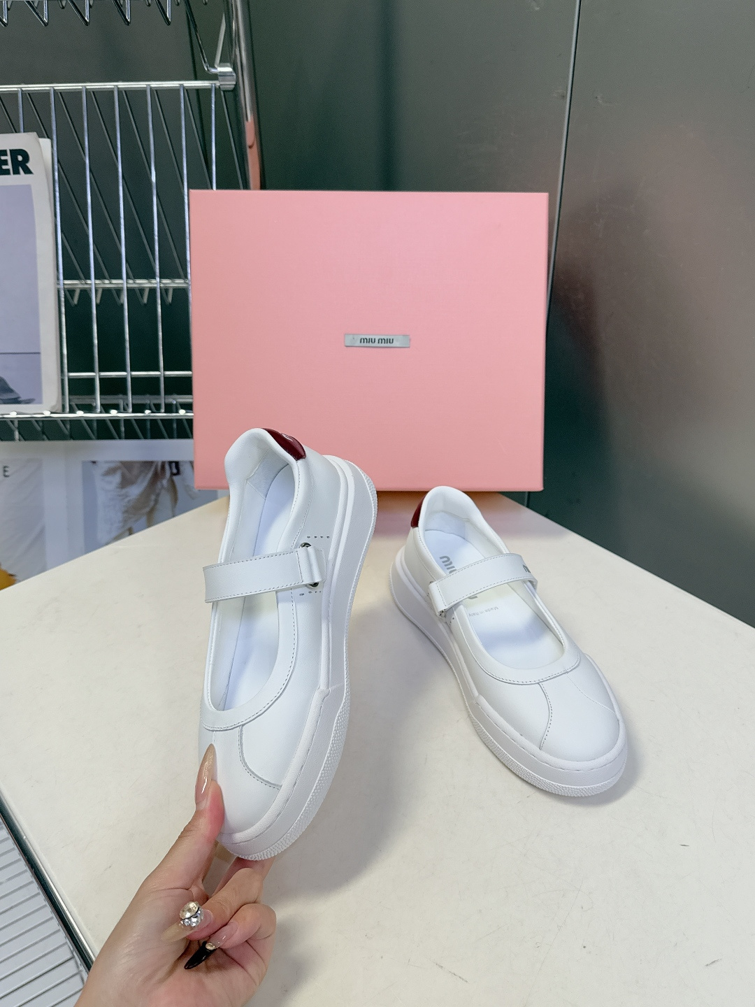MiuMiu缪缪最新走秀款复古休闲鞋 玛丽珍鞋官方秀场出镜率最高的单品 超多明星时尚博主种草 miu系穿