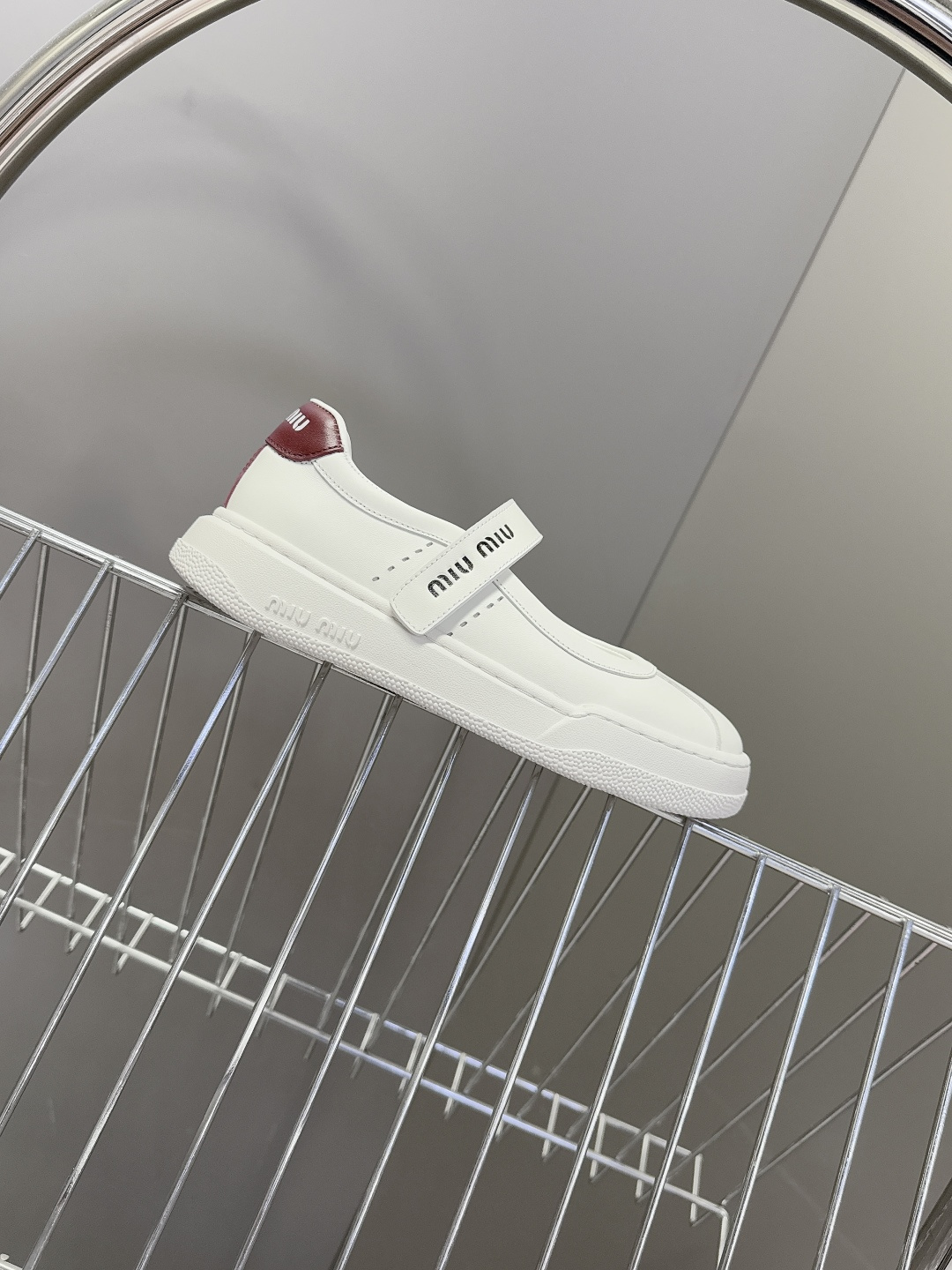 MiuMiu缪缪最新走秀款复古休闲鞋 玛丽珍鞋官方秀场出镜率最高的单品 超多明星时尚博主种草 miu系穿