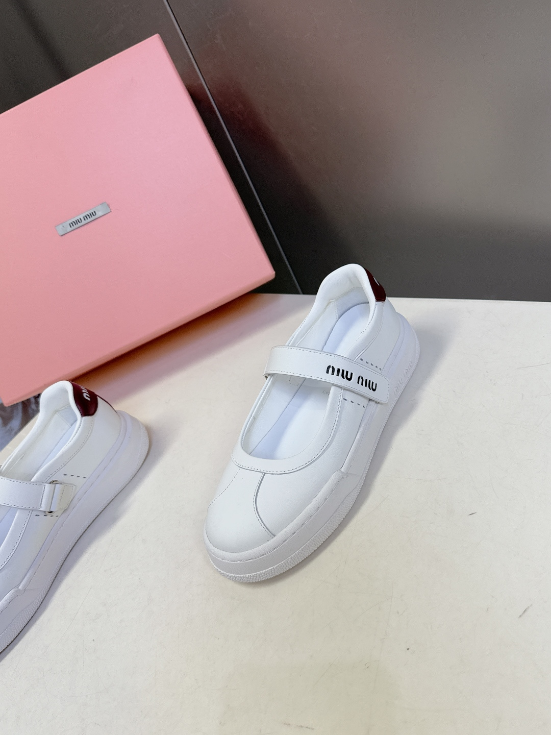 MiuMiu缪缪最新走秀款复古休闲鞋 玛丽珍鞋官方秀场出镜率最高的单品 超多明星时尚博主种草 miu系穿