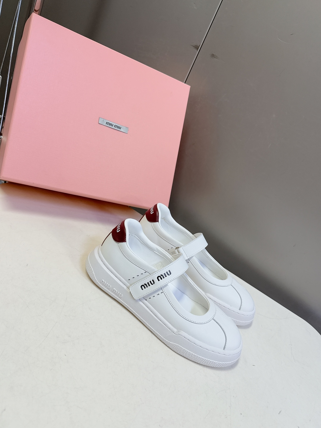 MiuMiu缪缪最新走秀款复古休闲鞋 玛丽珍鞋官方秀场出镜率最高的单品 超多明星时尚博主种草 miu系穿