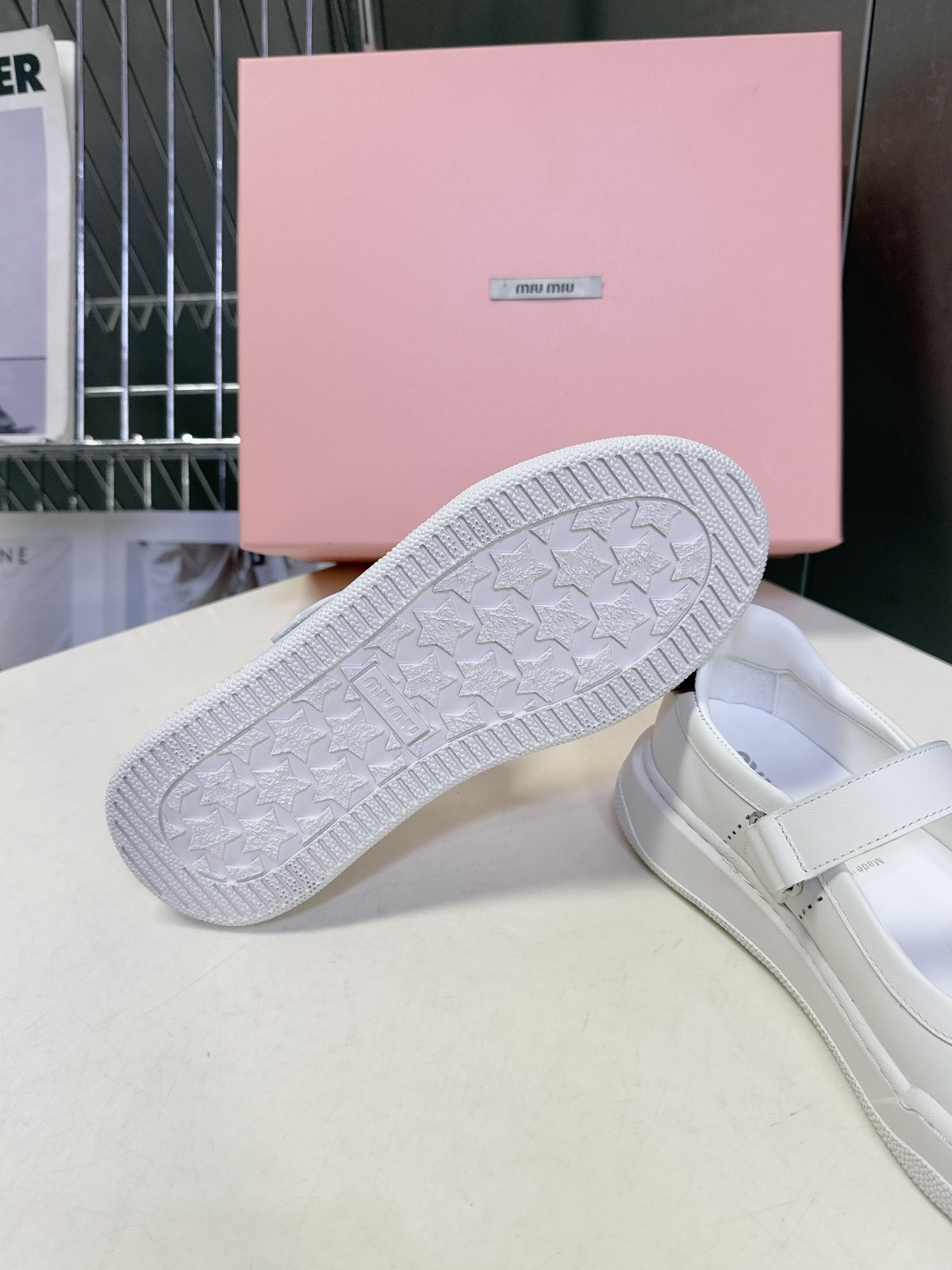 MiuMiu缪缪最新走秀款复古休闲鞋 玛丽珍鞋官方秀场出镜率最高的单品 超多明星时尚博主种草 miu系穿