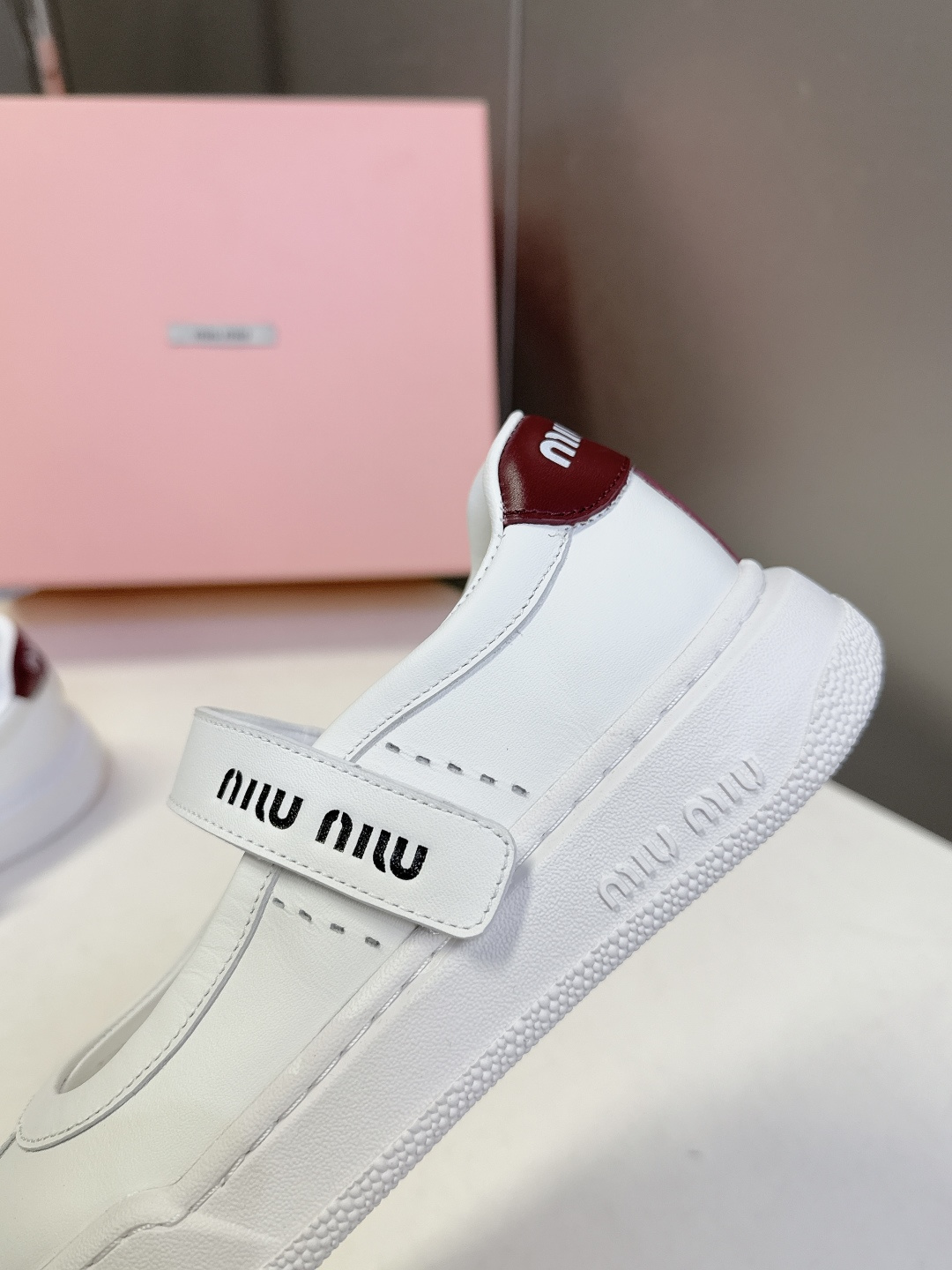 MiuMiu缪缪最新走秀款复古休闲鞋 玛丽珍鞋官方秀场出镜率最高的单品 超多明星时尚博主种草 miu系穿