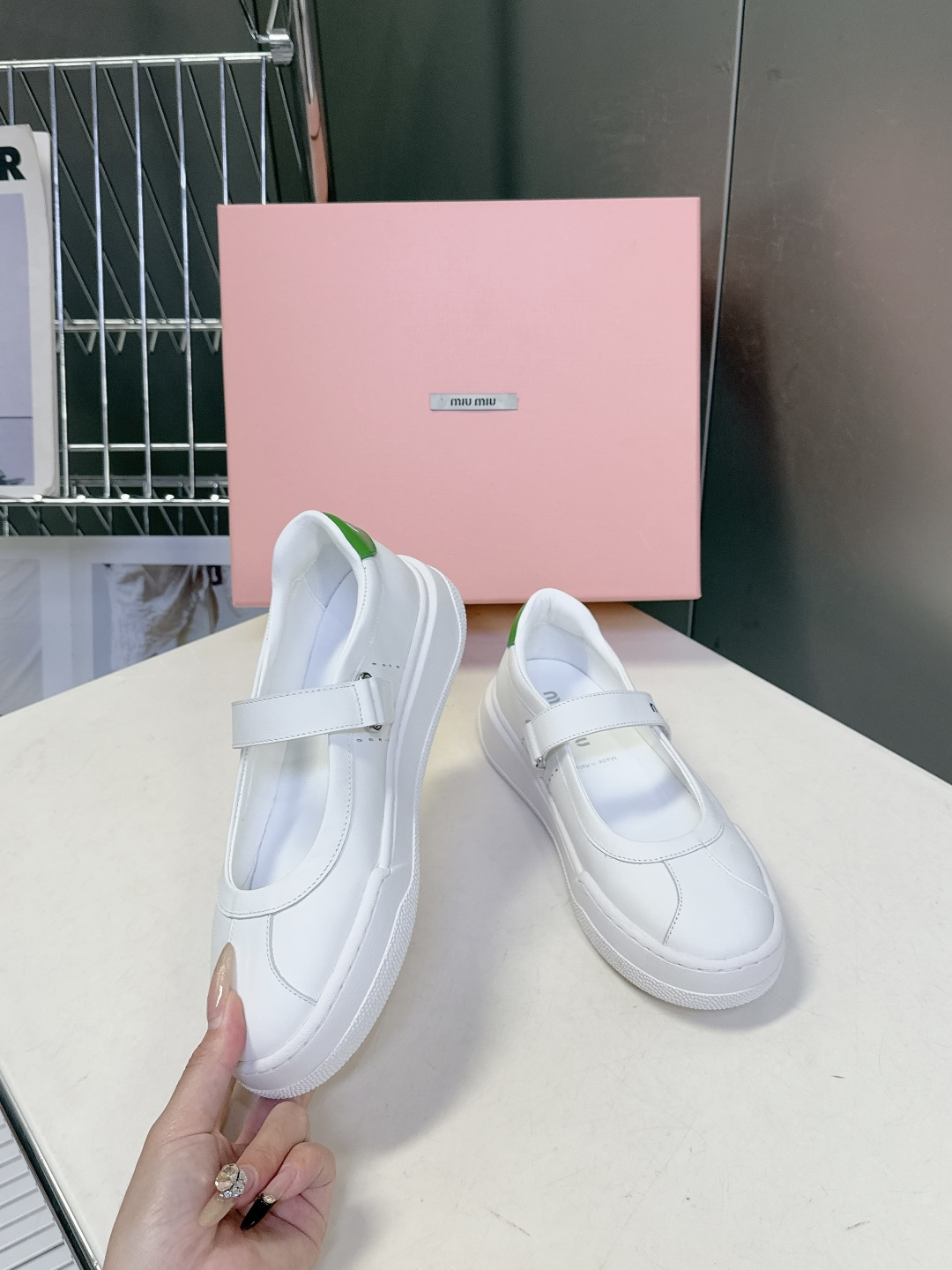 MiuMiu缪缪最新走秀款复古休闲鞋 玛丽珍鞋官方秀场出镜率最高的单品 超多明星时尚博主种草 miu系穿
