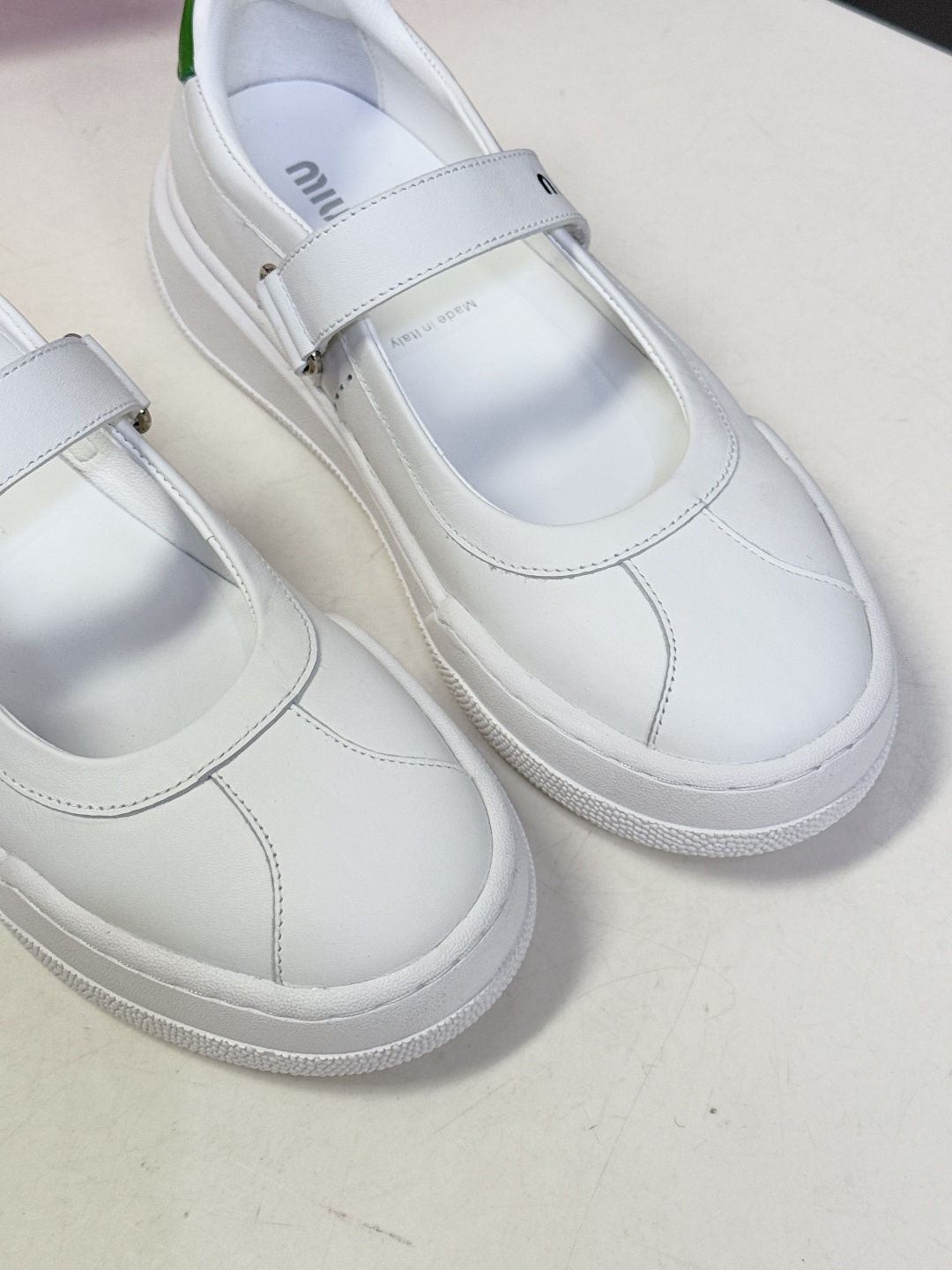 MiuMiu缪缪最新走秀款复古休闲鞋 玛丽珍鞋官方秀场出镜率最高的单品 超多明星时尚博主种草 miu系穿