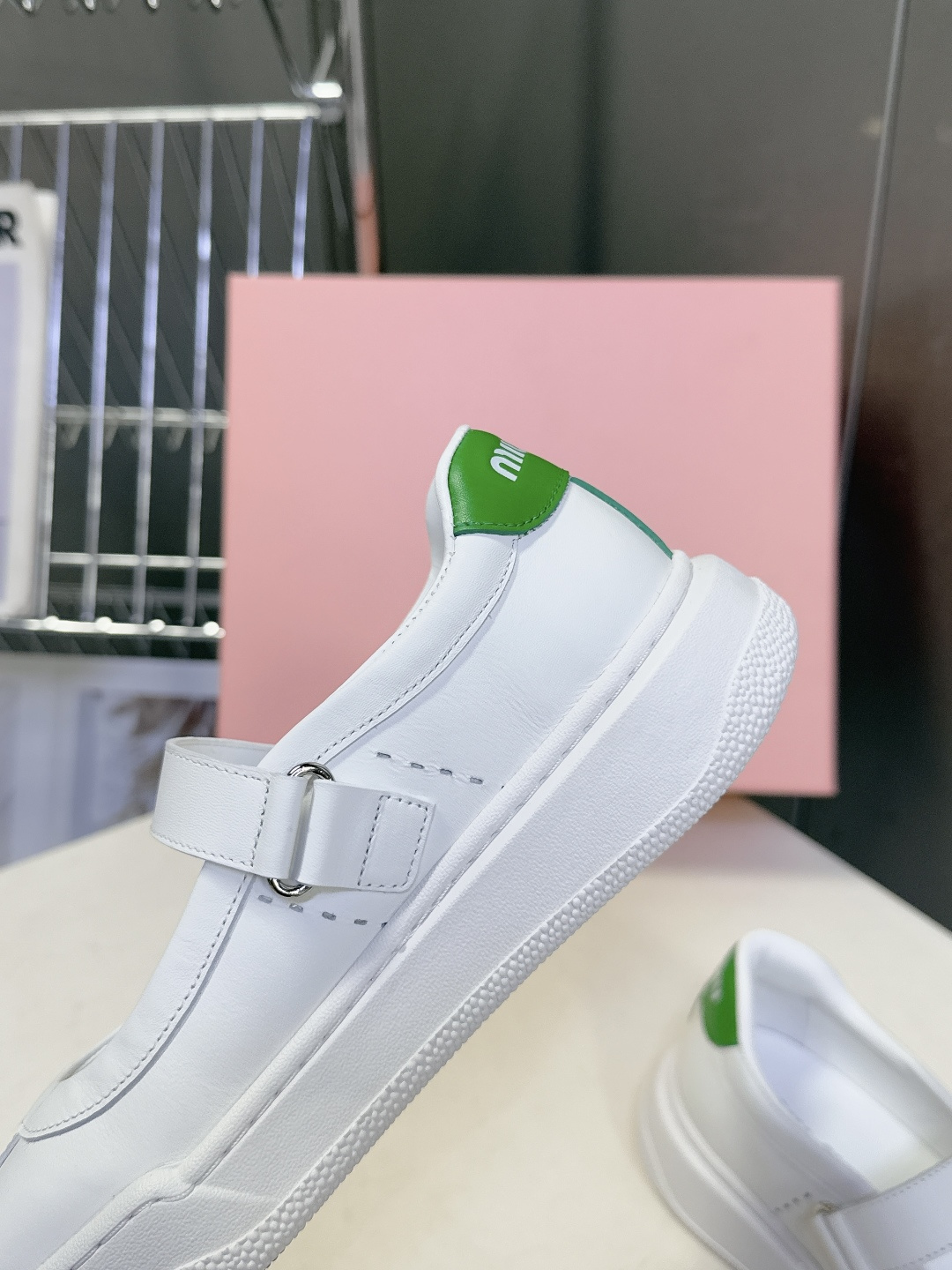 MiuMiu缪缪最新走秀款复古休闲鞋 玛丽珍鞋官方秀场出镜率最高的单品 超多明星时尚博主种草 miu系穿