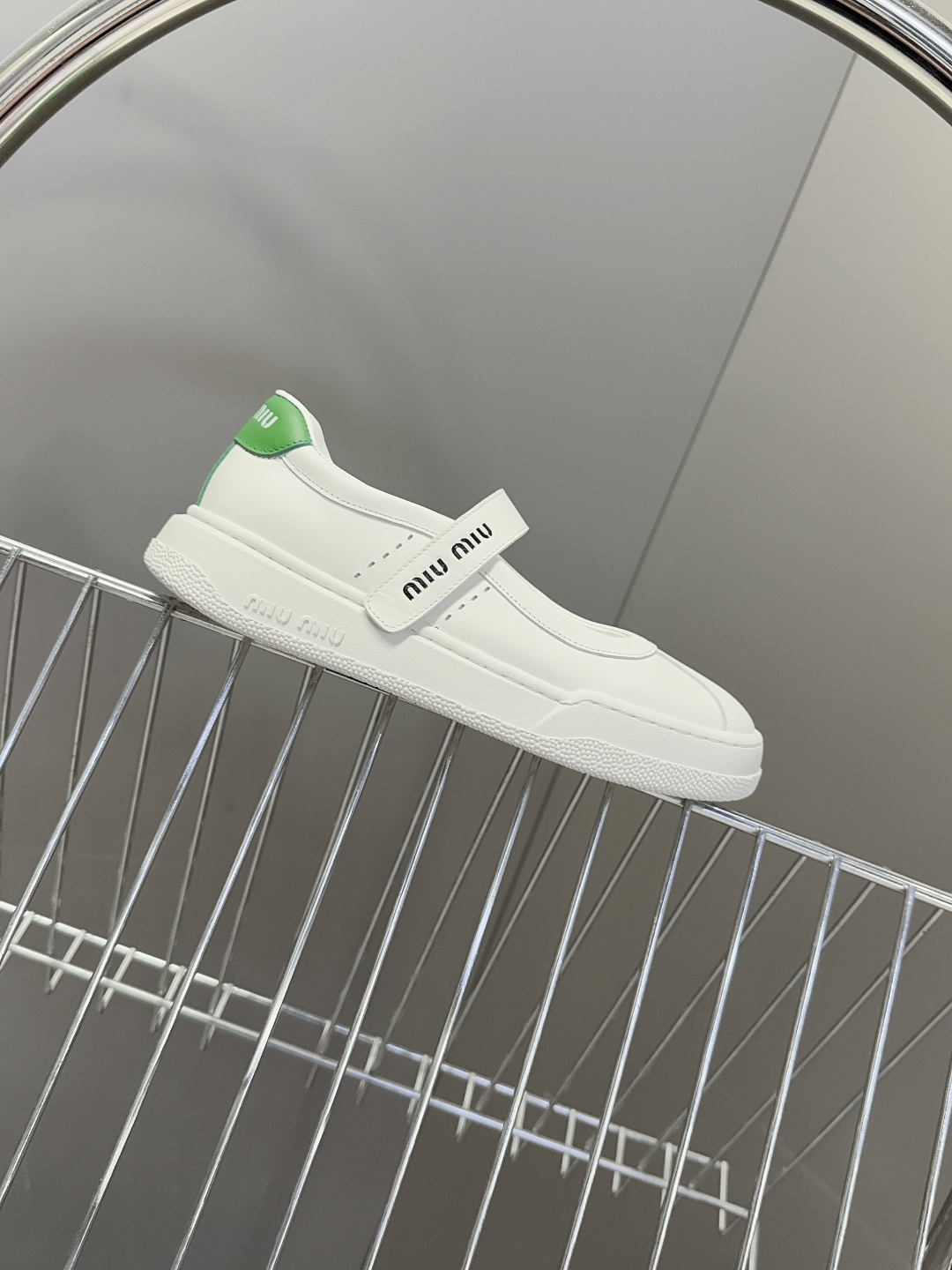 MiuMiu缪缪最新走秀款复古休闲鞋 玛丽珍鞋官方秀场出镜率最高的单品 超多明星时尚博主种草 miu系穿
