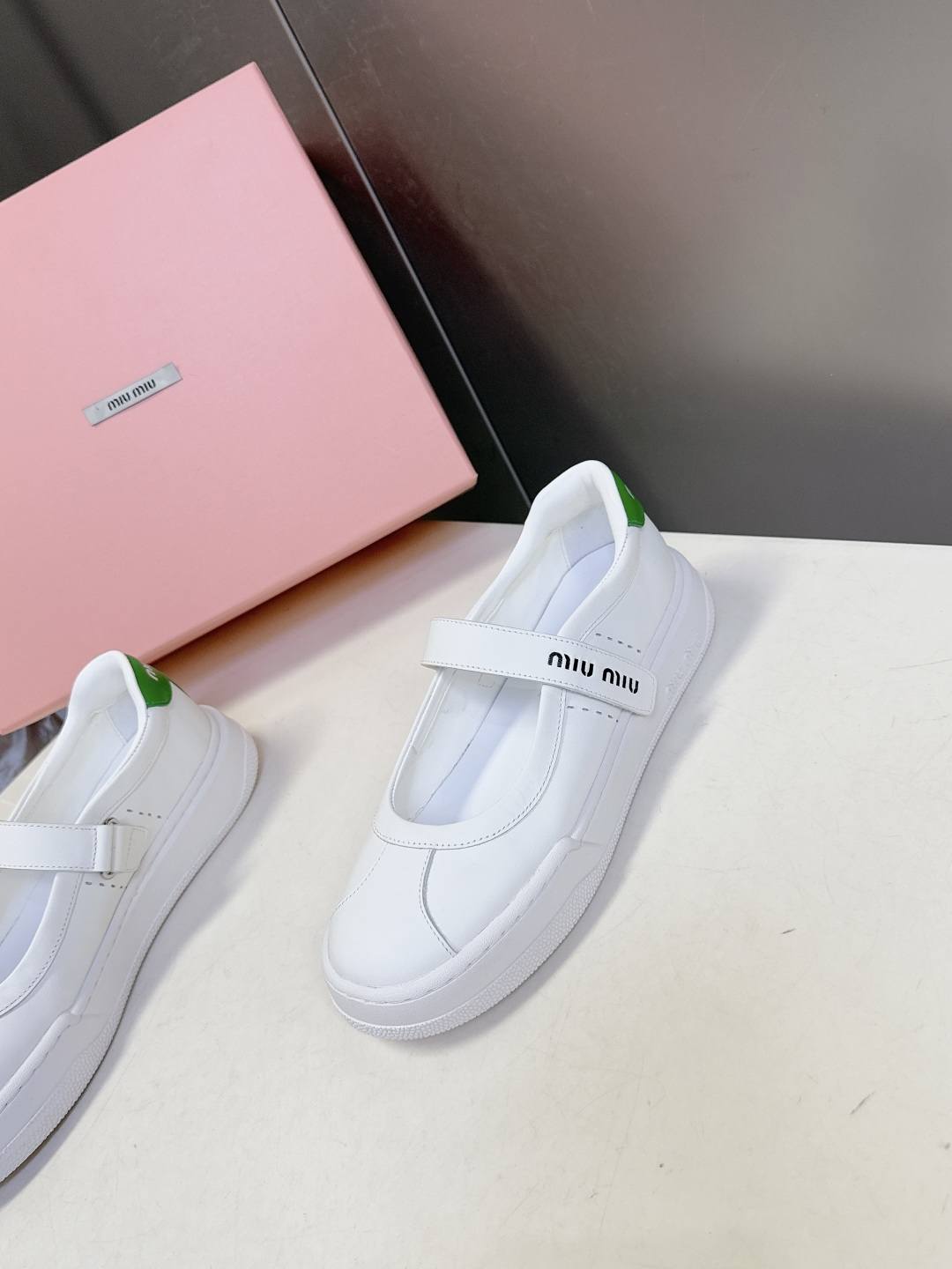 MiuMiu缪缪最新走秀款复古休闲鞋 玛丽珍鞋官方秀场出镜率最高的单品 超多明星时尚博主种草 miu系穿