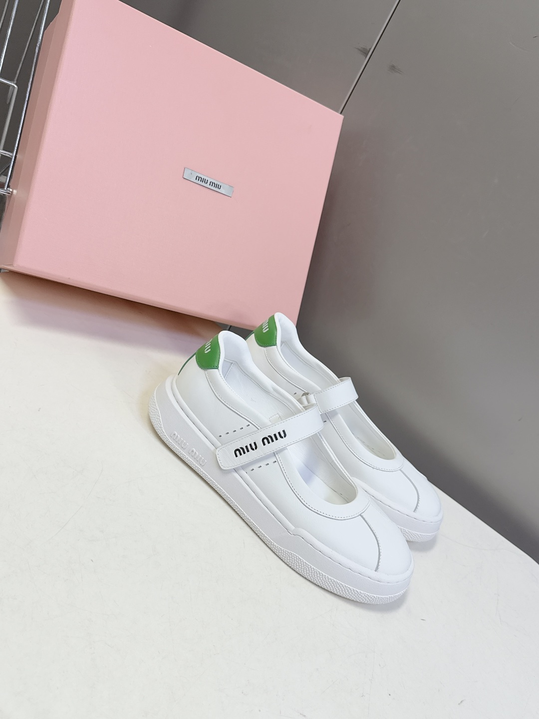 MiuMiu缪缪最新走秀款复古休闲鞋 玛丽珍鞋官方秀场出镜率最高的单品 超多明星时尚博主种草 miu系穿