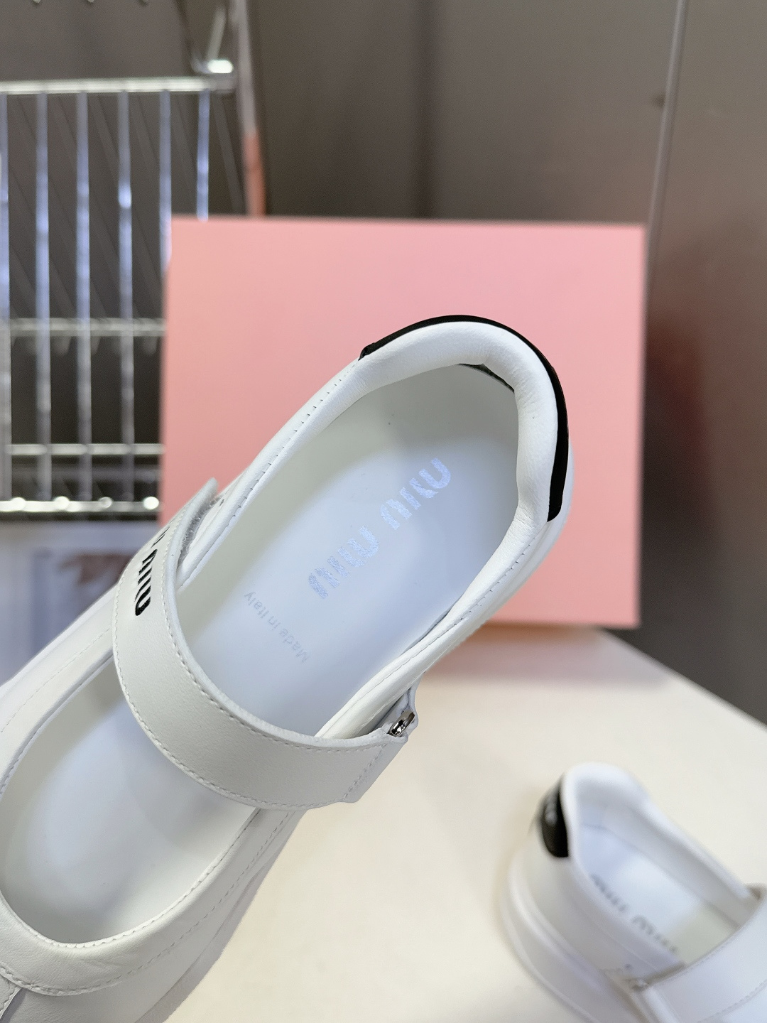 MiuMiu缪缪最新走秀款复古休闲鞋 玛丽珍鞋官方秀场出镜率最高的单品 超多明星时尚博主种草 miu系穿