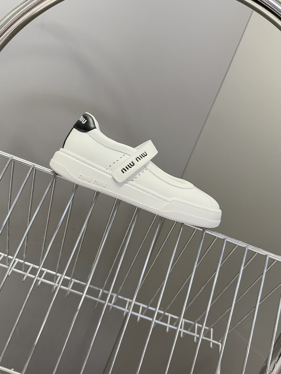 MiuMiu缪缪最新走秀款复古休闲鞋 玛丽珍鞋官方秀场出镜率最高的单品 超多明星时尚博主种草 miu系穿