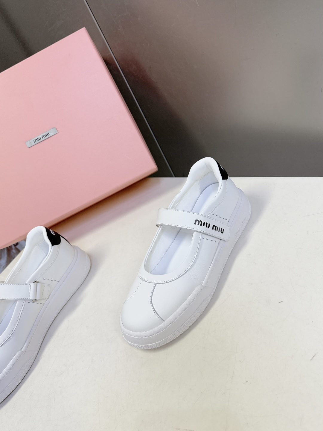 MiuMiu缪缪最新走秀款复古休闲鞋 玛丽珍鞋官方秀场出镜率最高的单品 超多明星时尚博主种草 miu系穿