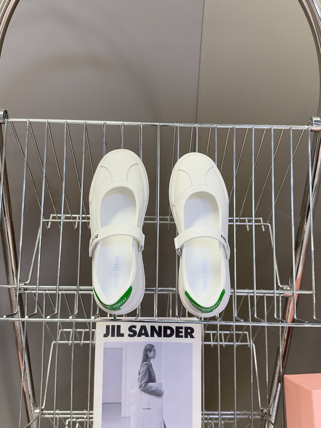 MiuMiu缪缪最新走秀款复古休闲鞋 玛丽珍鞋官方秀场出镜率最高的单品 超多明星时尚博主种草 miu系穿