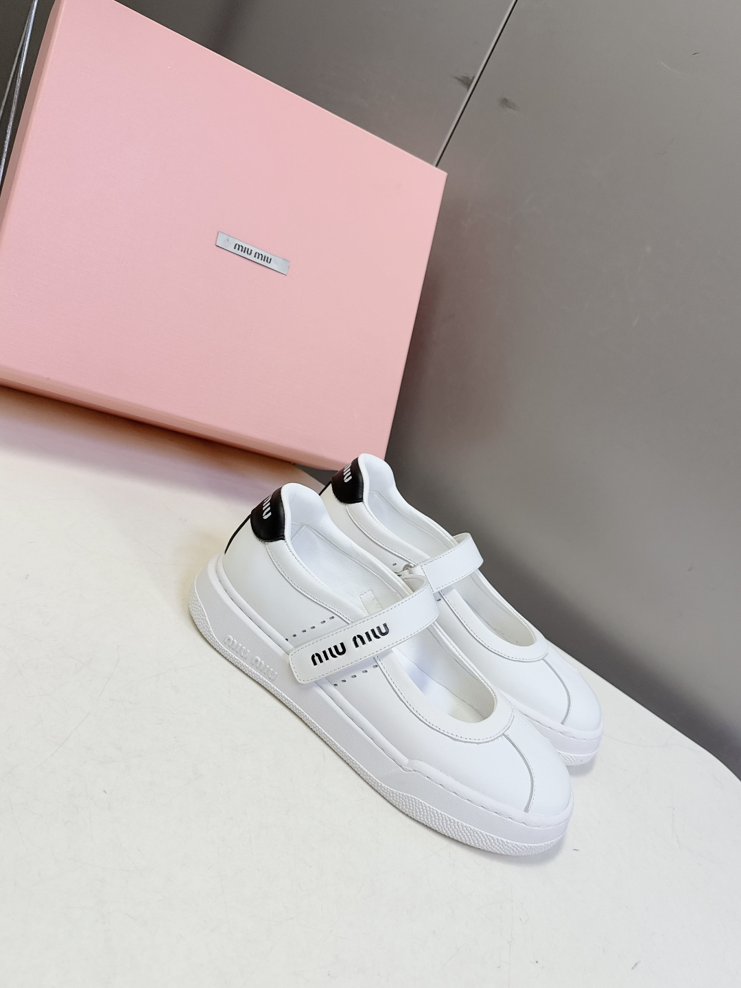 MiuMiu缪缪最新走秀款复古休闲鞋 玛丽珍鞋官方秀场出镜率最高的单品 超多明星时尚博主种草 miu系穿