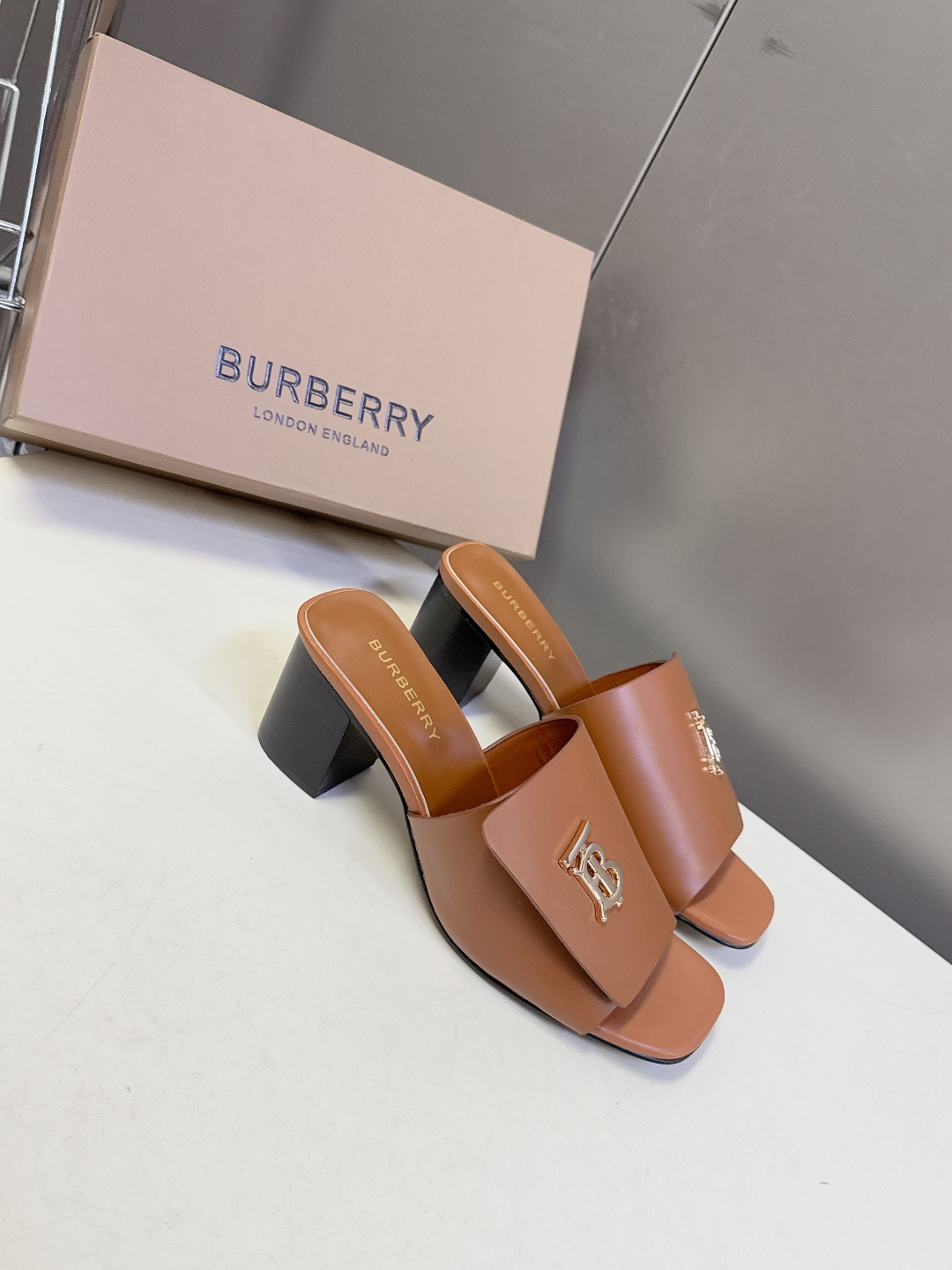 Burberry博柏利春夏最新款拖鞋 凉鞋 超多明星时尚博主种草 夏天必备 大爆款‼️已经被它的美貌折服