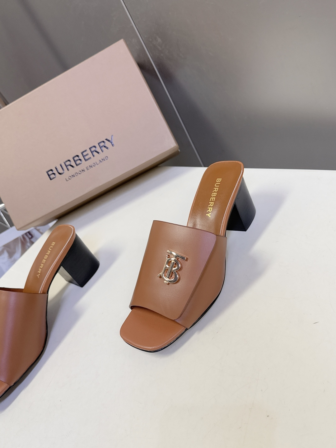 Burberry博柏利春夏最新款拖鞋 凉鞋 超多明星时尚博主种草 夏天必备 大爆款‼️已经被它的美貌折服