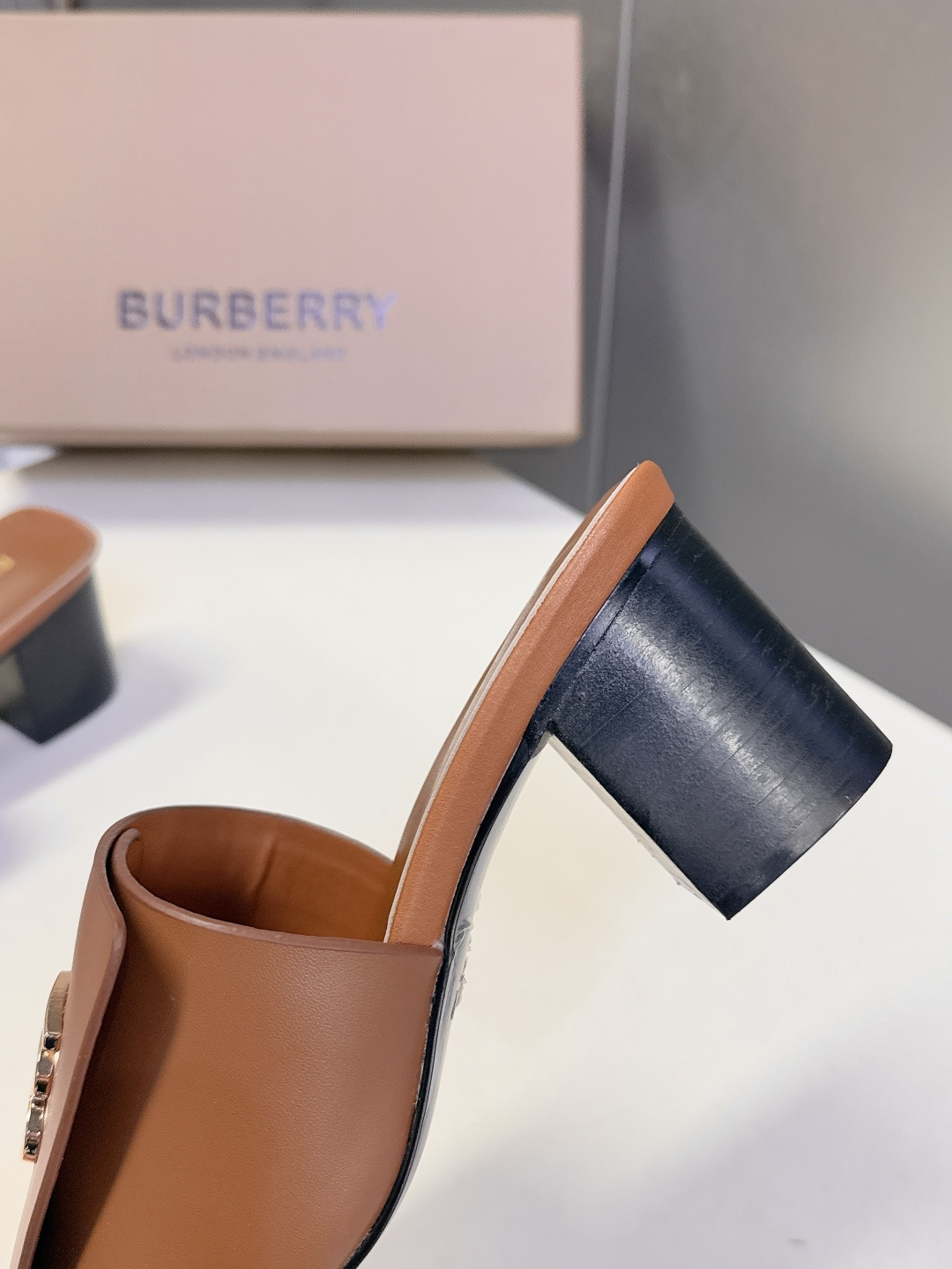 Burberry博柏利春夏最新款拖鞋 凉鞋 超多明星时尚博主种草 夏天必备 大爆款‼️已经被它的美貌折服