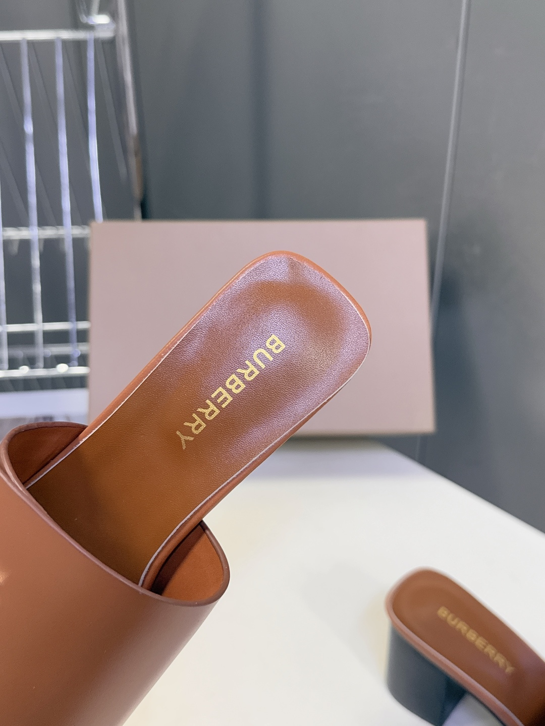 Burberry博柏利春夏最新款拖鞋 凉鞋 超多明星时尚博主种草 夏天必备 大爆款‼️已经被它的美貌折服