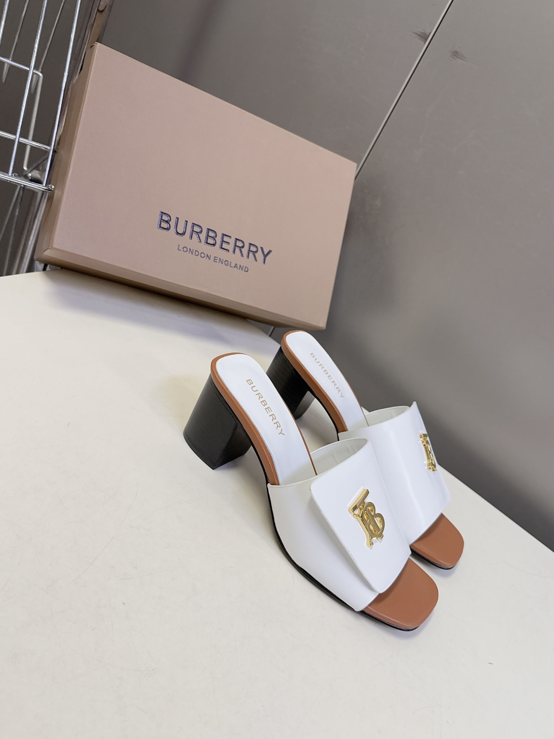 Burberry博柏利春夏最新款拖鞋 凉鞋 超多明星时尚博主种草 夏天必备 大爆款‼️已经被它的美貌折服