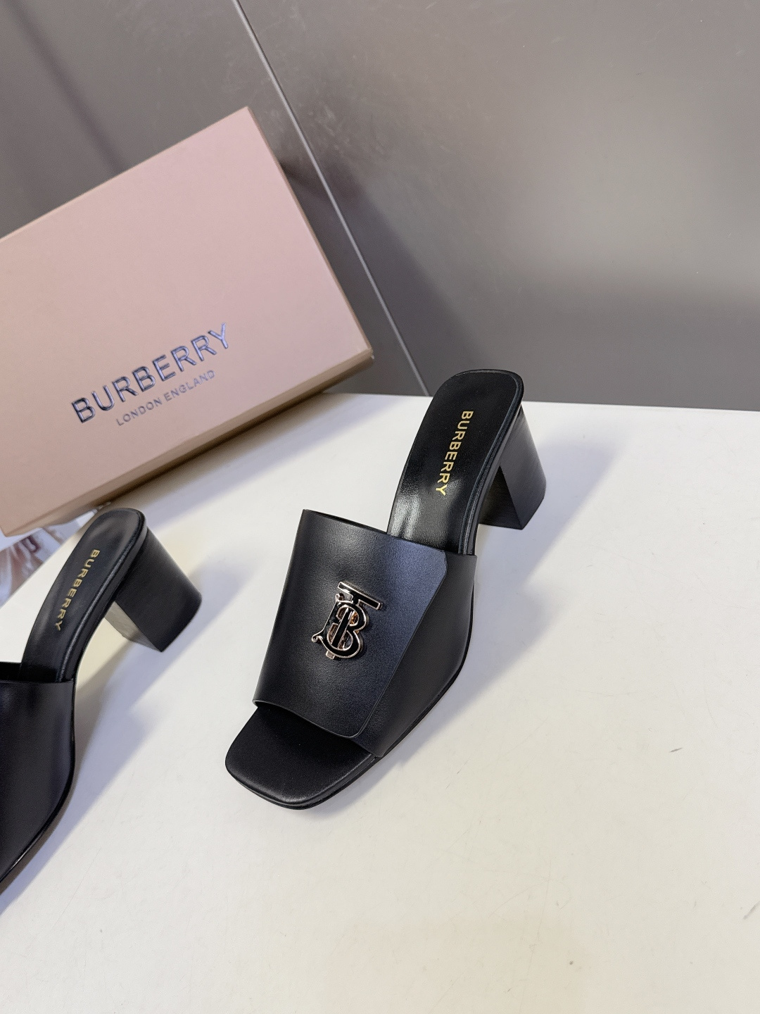 Burberry博柏利春夏最新款拖鞋 凉鞋 超多明星时尚博主种草 夏天必备 大爆款‼️已经被它的美貌折服