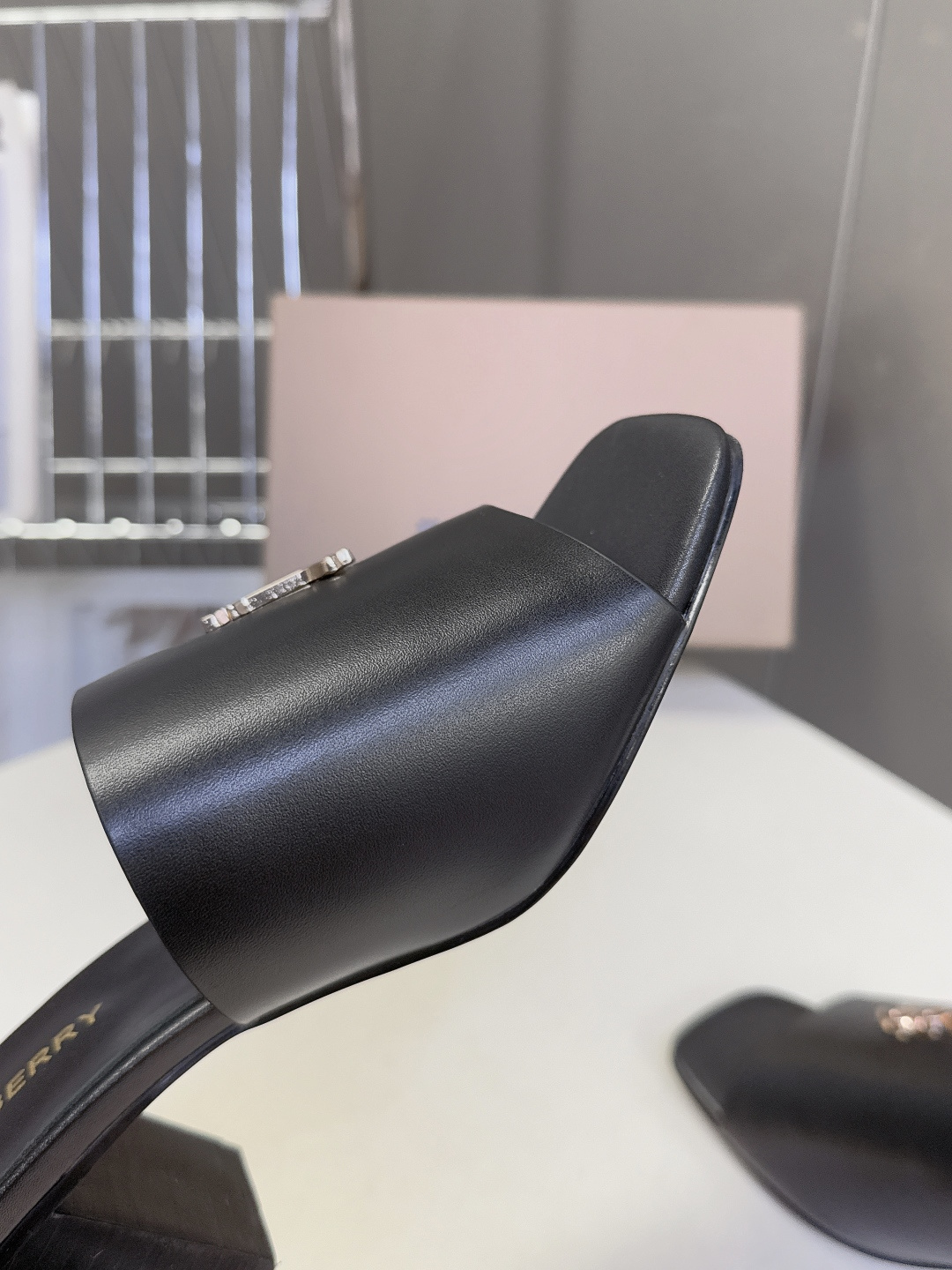 Burberry博柏利春夏最新款拖鞋 凉鞋 超多明星时尚博主种草 夏天必备 大爆款‼️已经被它的美貌折服