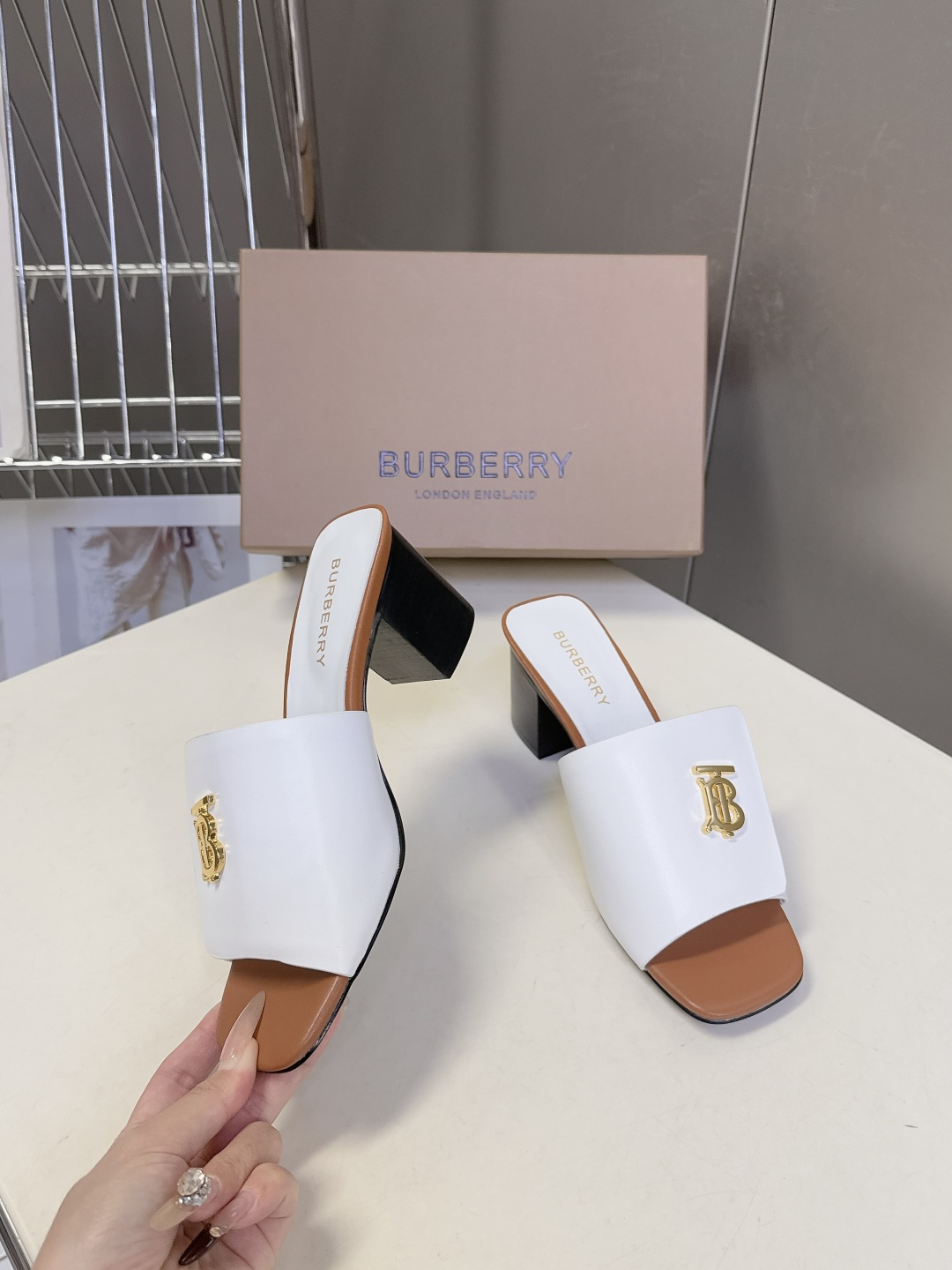 Burberry博柏利春夏最新款拖鞋 凉鞋 超多明星时尚博主种草 夏天必备 大爆款‼️已经被它的美貌折服