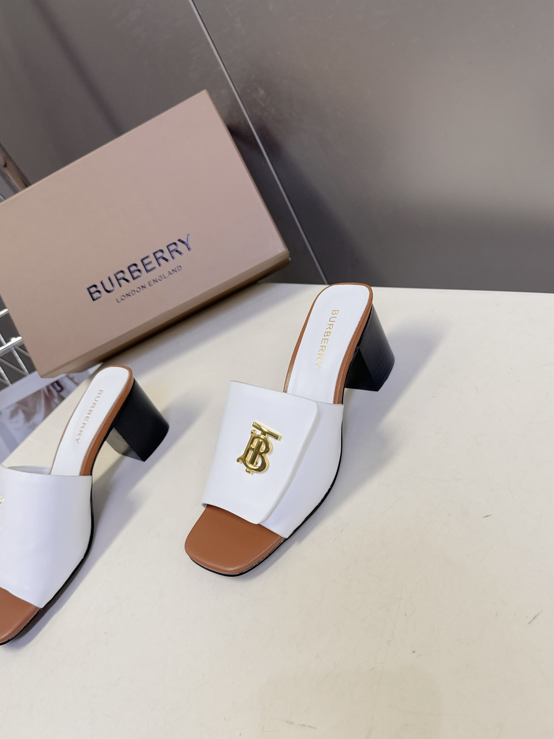 Burberry博柏利春夏最新款拖鞋 凉鞋 超多明星时尚博主种草 夏天必备 大爆款‼️已经被它的美貌折服
