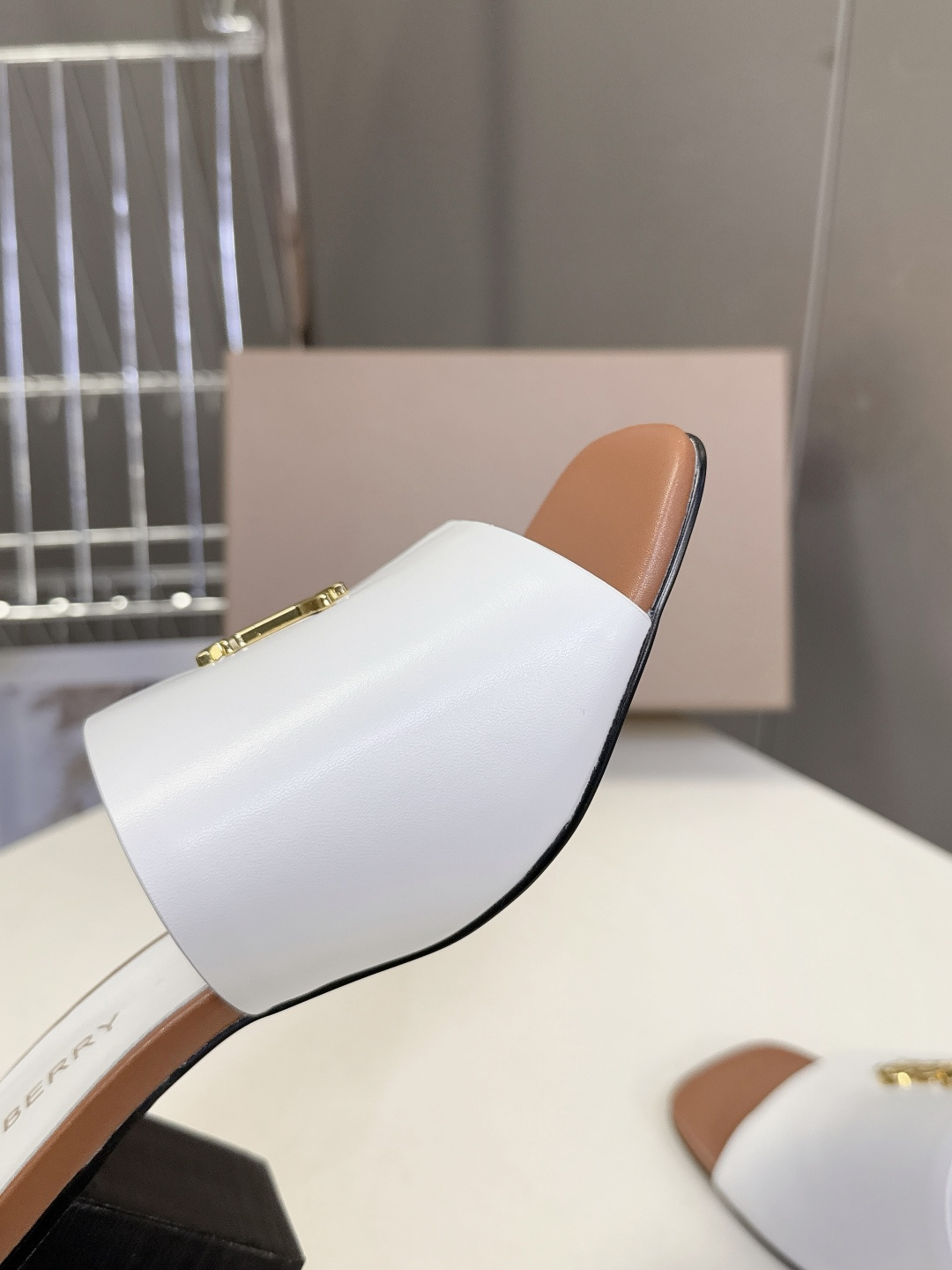 Burberry博柏利春夏最新款拖鞋 凉鞋 超多明星时尚博主种草 夏天必备 大爆款‼️已经被它的美貌折服