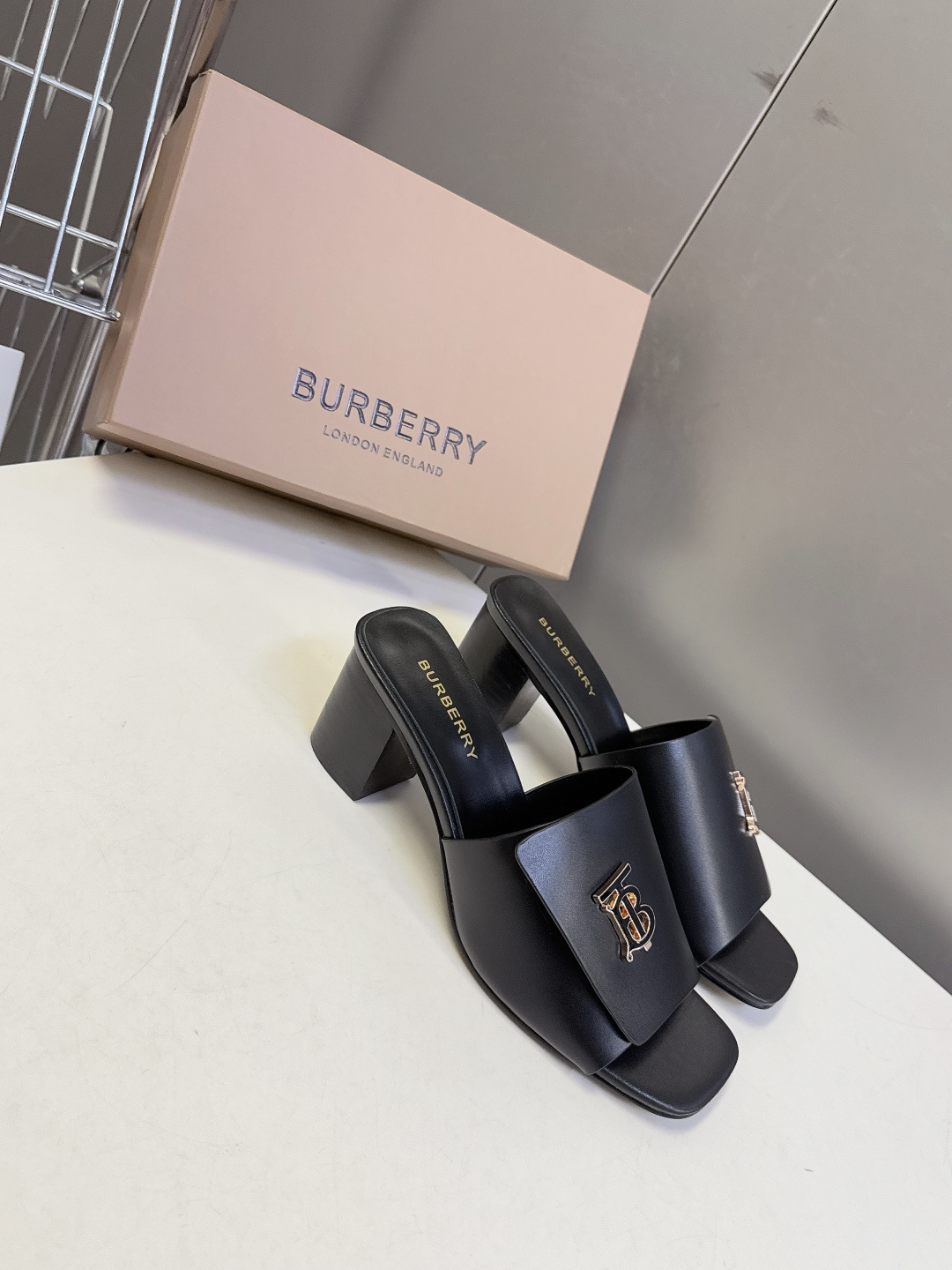 Burberry博柏利春夏最新款拖鞋 凉鞋 超多明星时尚博主种草 夏天必备 大爆款‼️已经被它的美貌折服