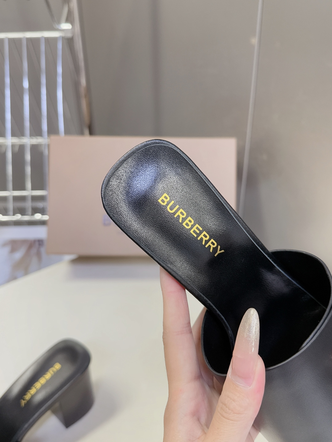 Burberry博柏利春夏最新款拖鞋 凉鞋 超多明星时尚博主种草 夏天必备 大爆款‼️已经被它的美貌折服