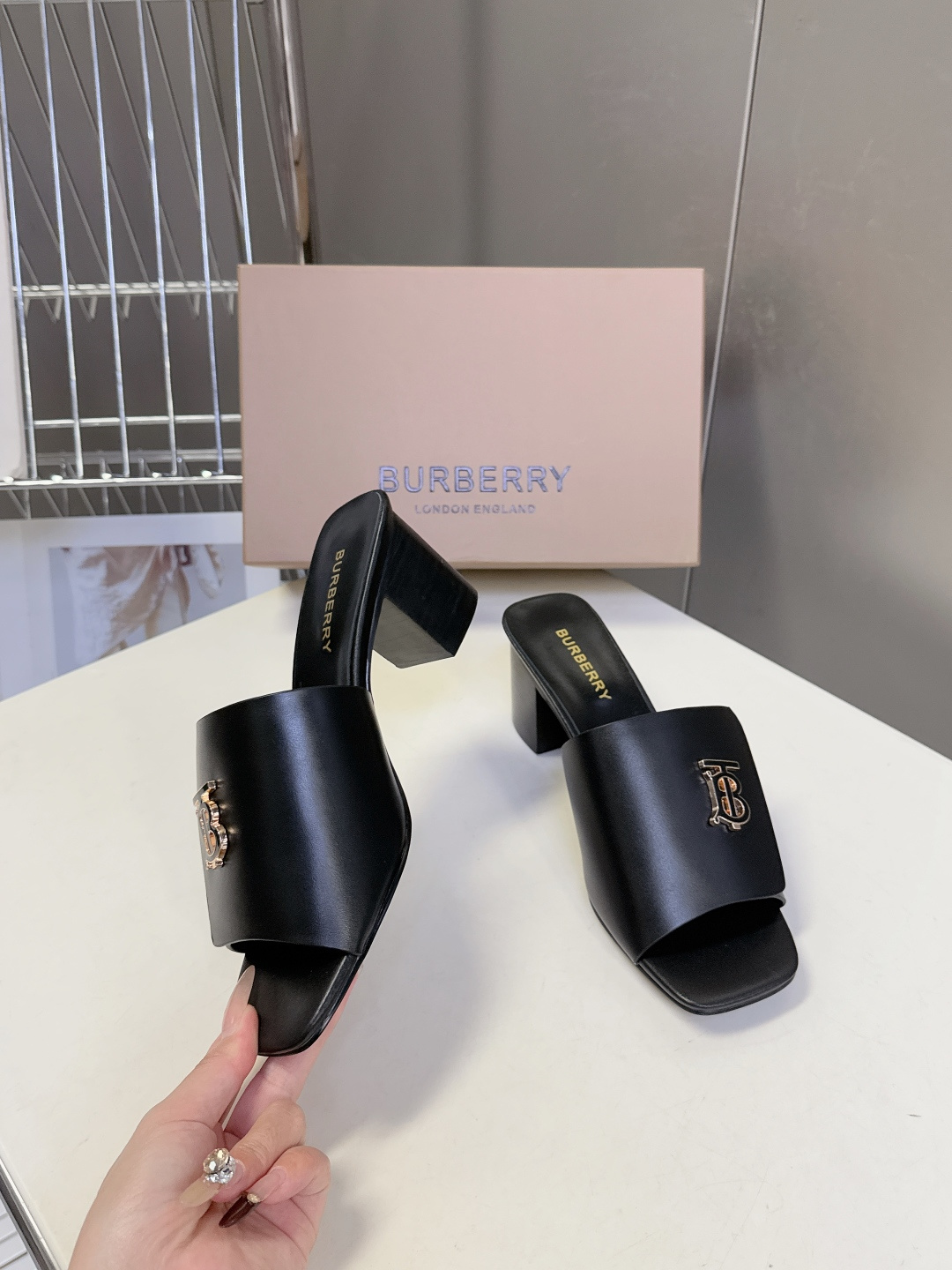 Burberry博柏利春夏最新款拖鞋 凉鞋 超多明星时尚博主种草 夏天必备 大爆款‼️已经被它的美貌折服